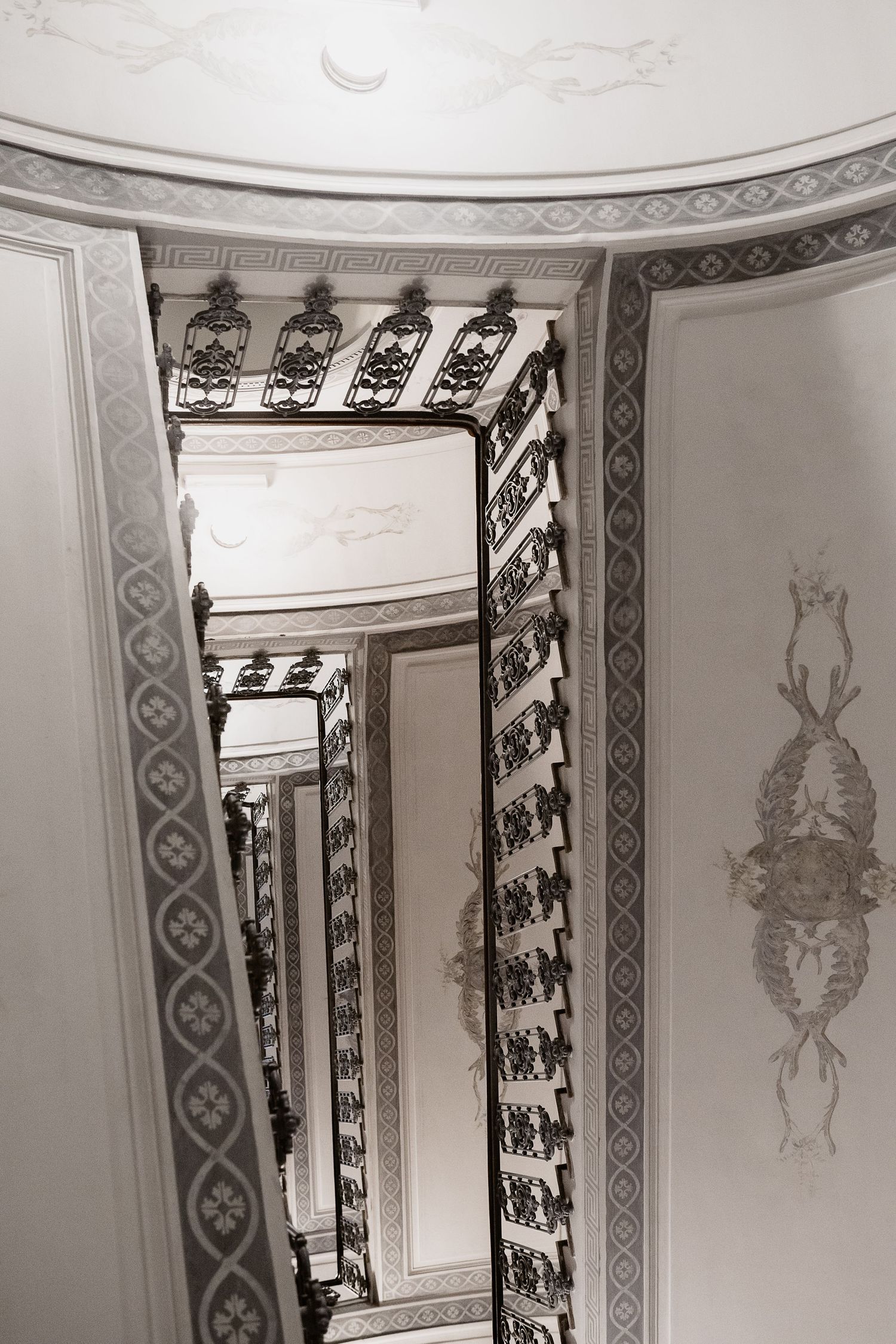 Artistic view of a luxury historical staircase in Rome during an intimate wedding, captured by Gradisca Portento's elegant lens