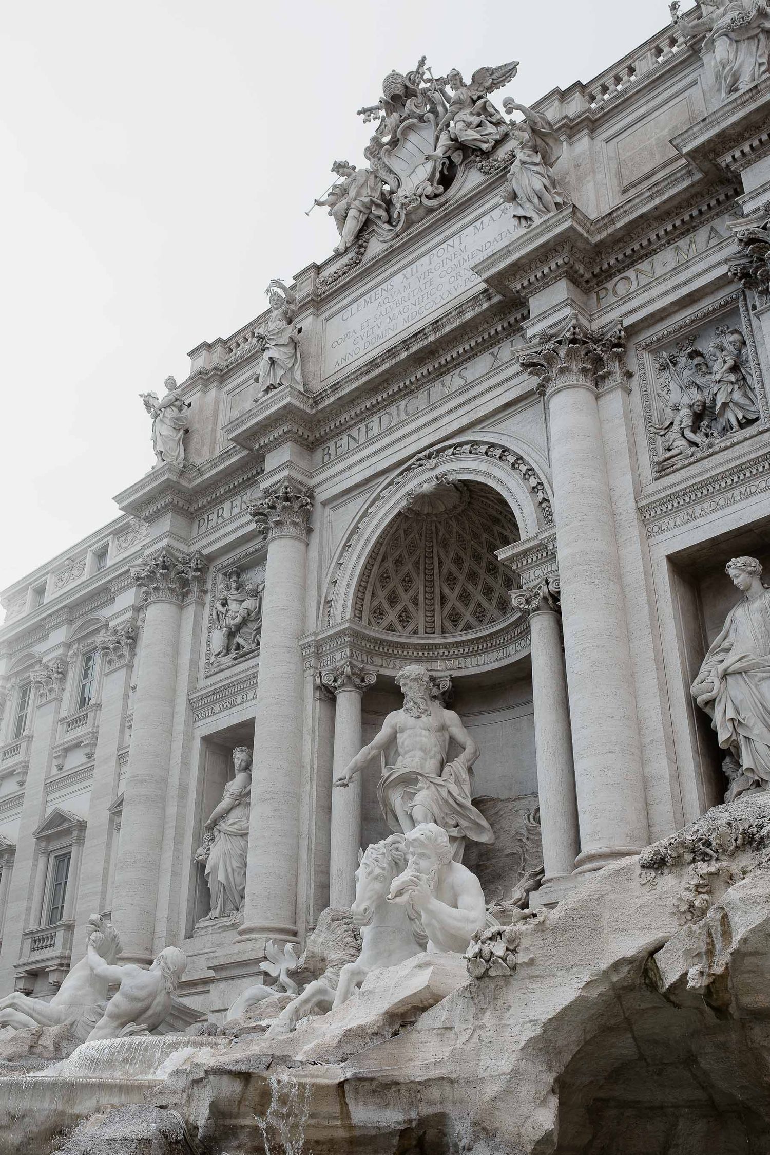 A breathtaking shoot of the Trevi Fountain. Sophisticated photography for intimate luxury weddings in Rome by Gradisca Portento