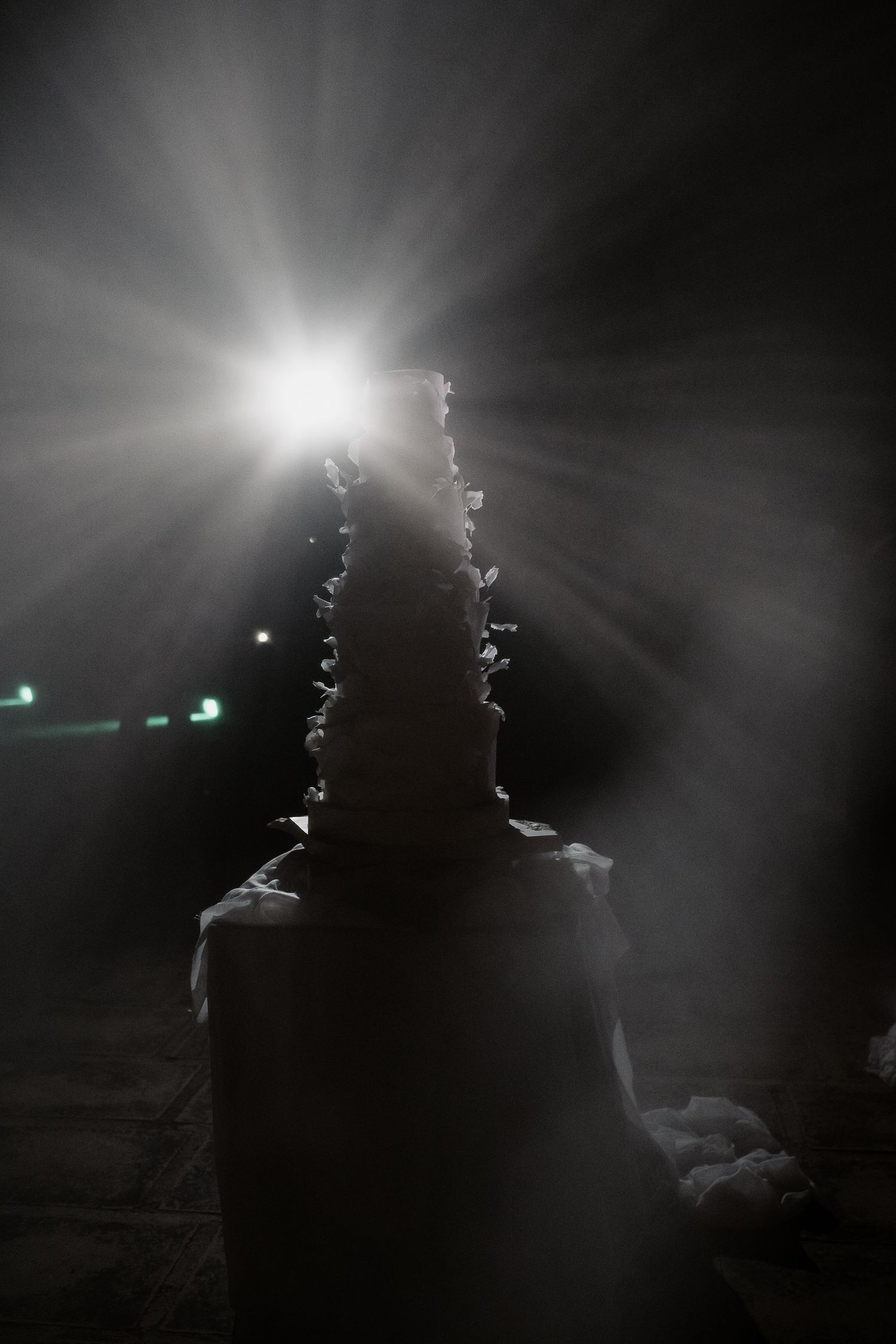 Sculptural wedding cake in backlight. Dreamy party atmosphere in Umbria by Gradisca Portento.