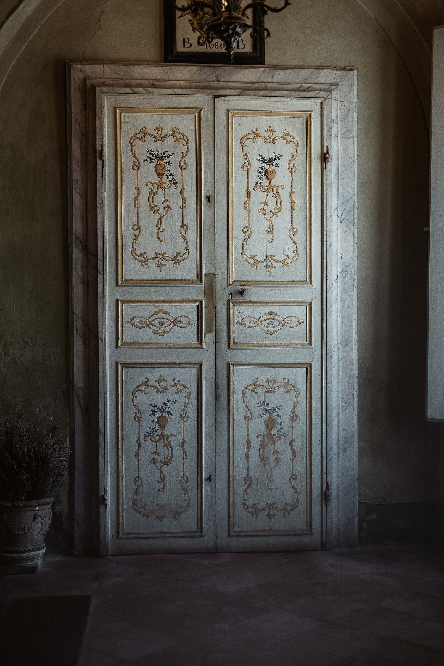 Ancient suite door in a historic Tuscan villa. Bridal preparation details by Gradisca Portento.