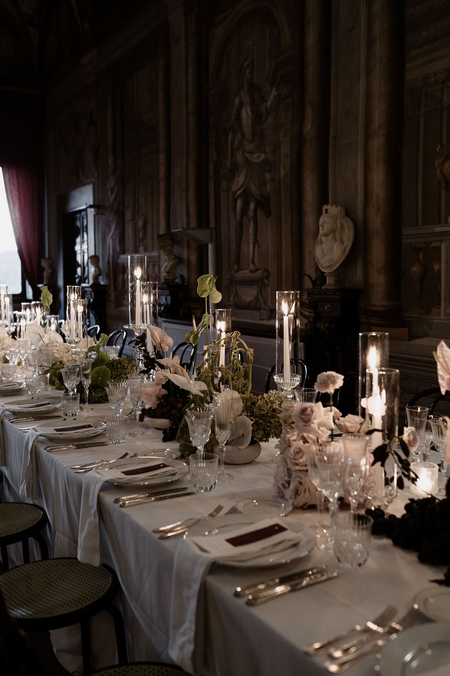Imperial table setting at Villa Corsini, Tuscany. Refined destination wedding decor captured by boutique photographer Gradisca Portento.