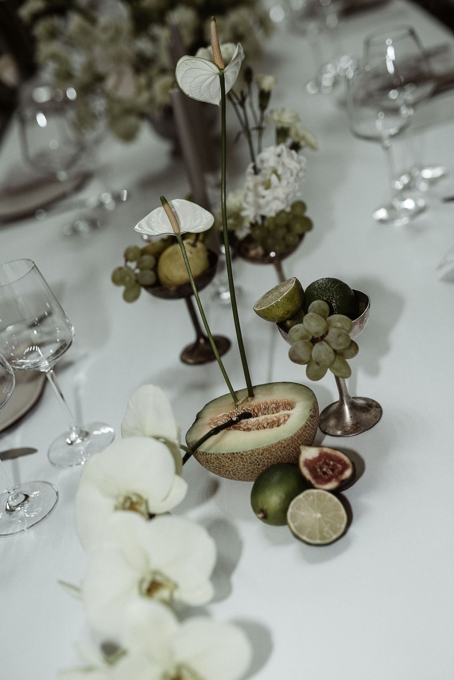 Editorial detail of an imperial wedding table with flowers and fruit. Chic Tuscan wedding inspiration.