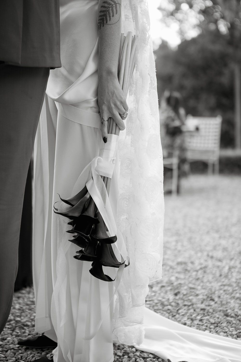 Black and white close-up of a wedding bouquet at Borgo Stomennano, Tuscany. Artist boutique wedding photography Italy by Gradisca Portento.