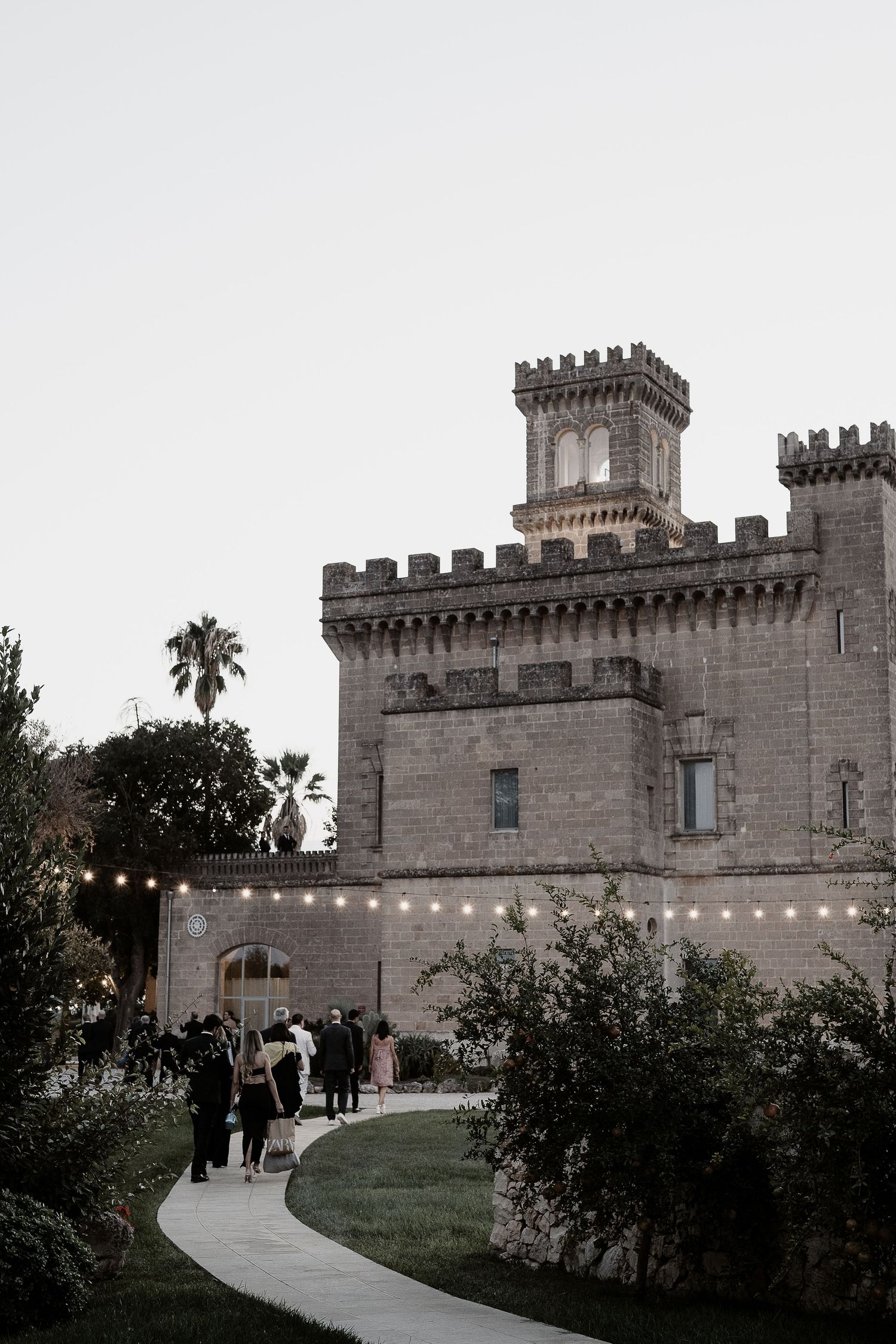 Candid guest moment at a Puglia castle. Boutique wedding photography in Salento by Gradisca Portento.