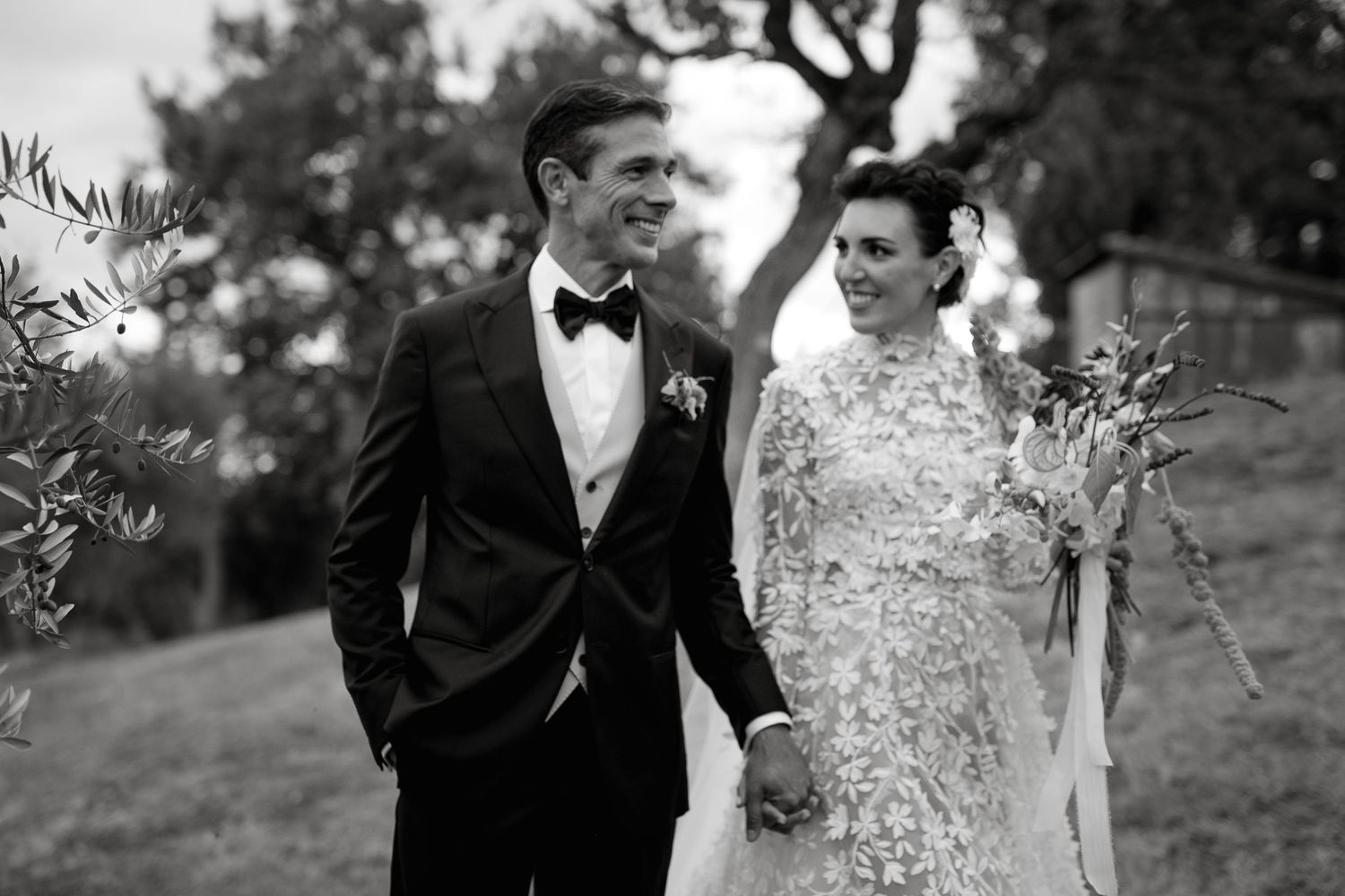 A spontaneous and elegant couple's portrait in black and white, captured in the gardens of Vocabolo Moscatelli in Umbertide, Umbria.