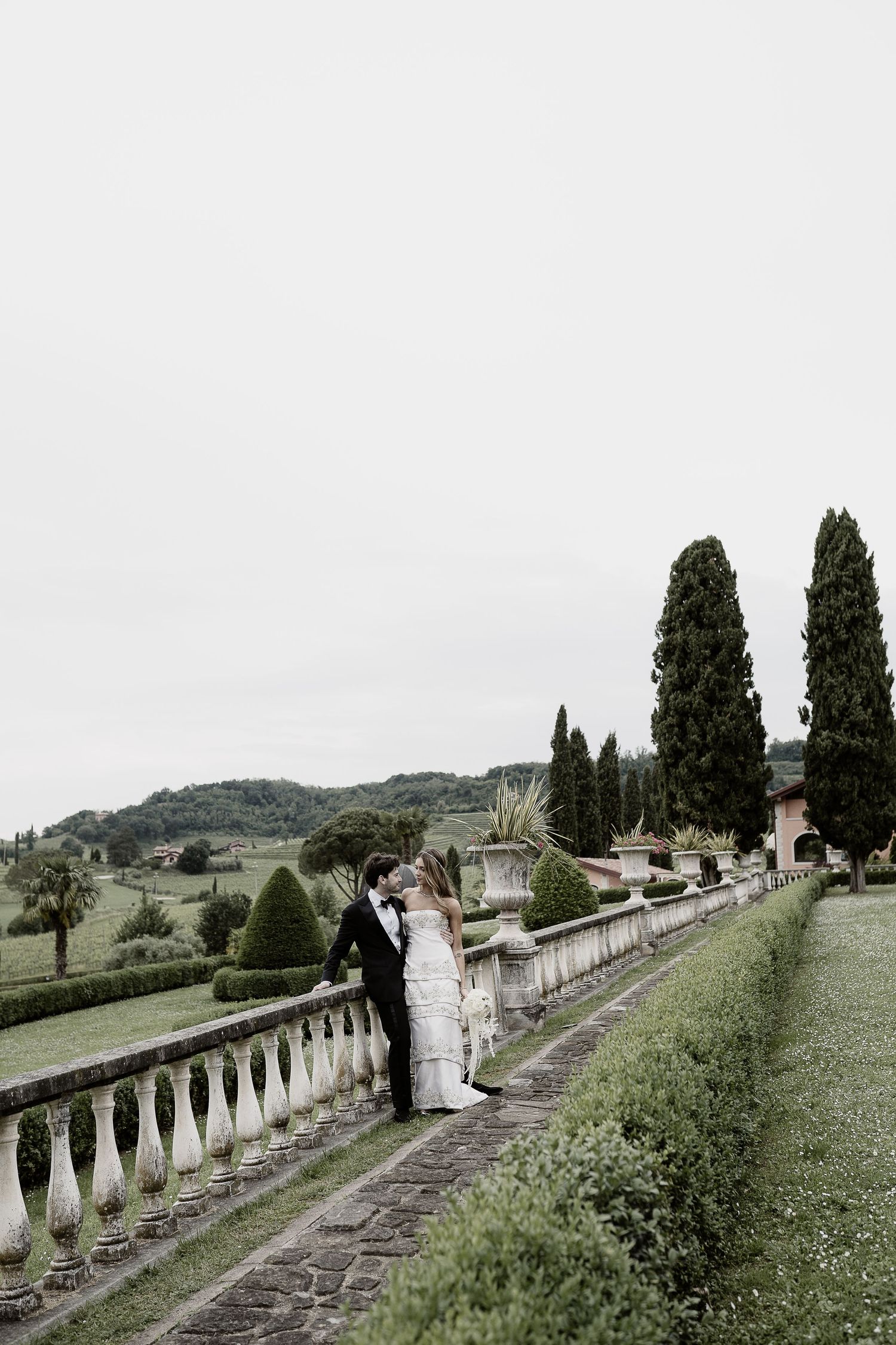 Timeless couple portrait in a Tuscan castle garden. Elegant and chic wedding photography by Gradisca Portento.