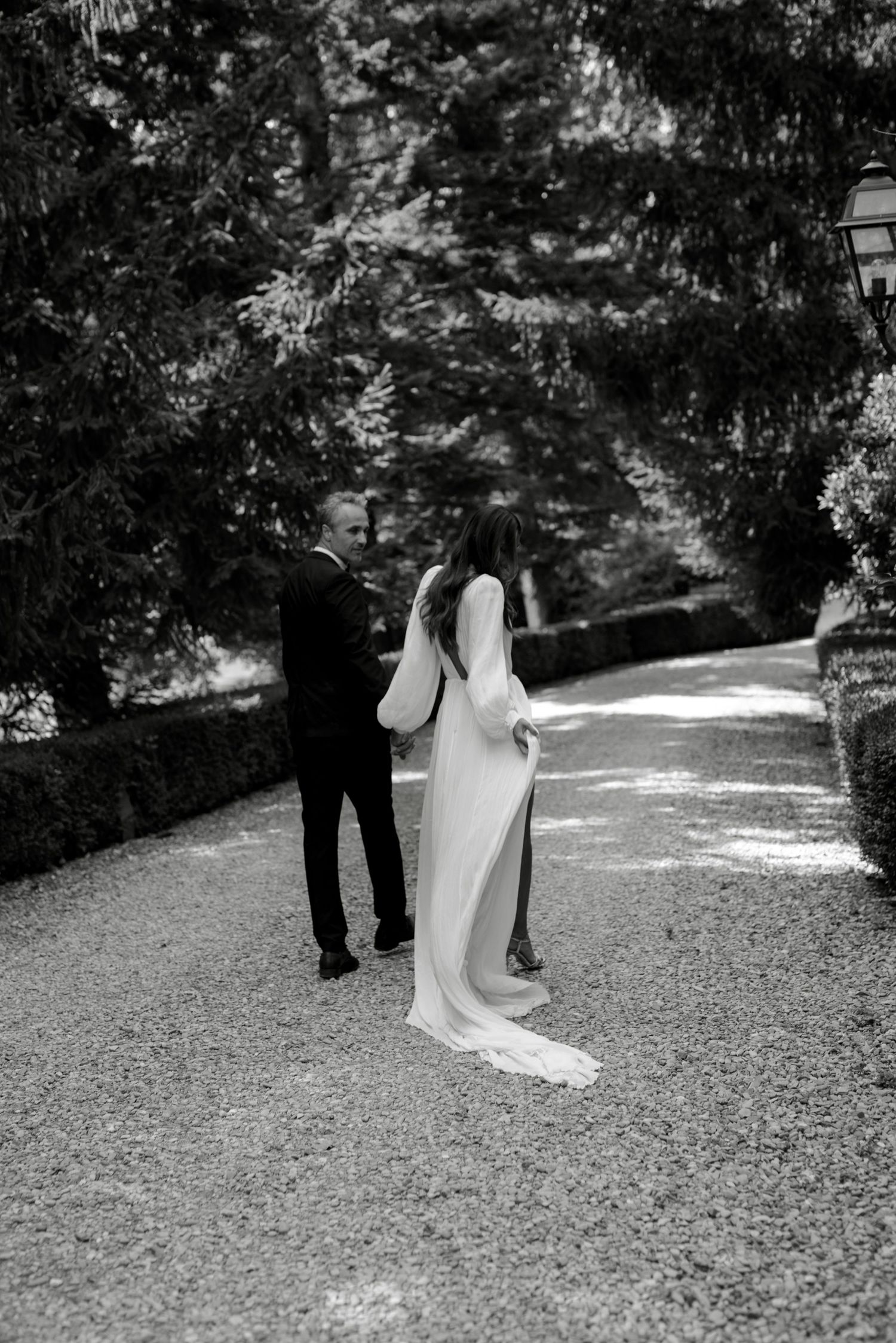 Candid shot of a chic, modern couple in Villa il Garofalo gardens, Florence. Timeless wedding photography by Gradisca Portento.