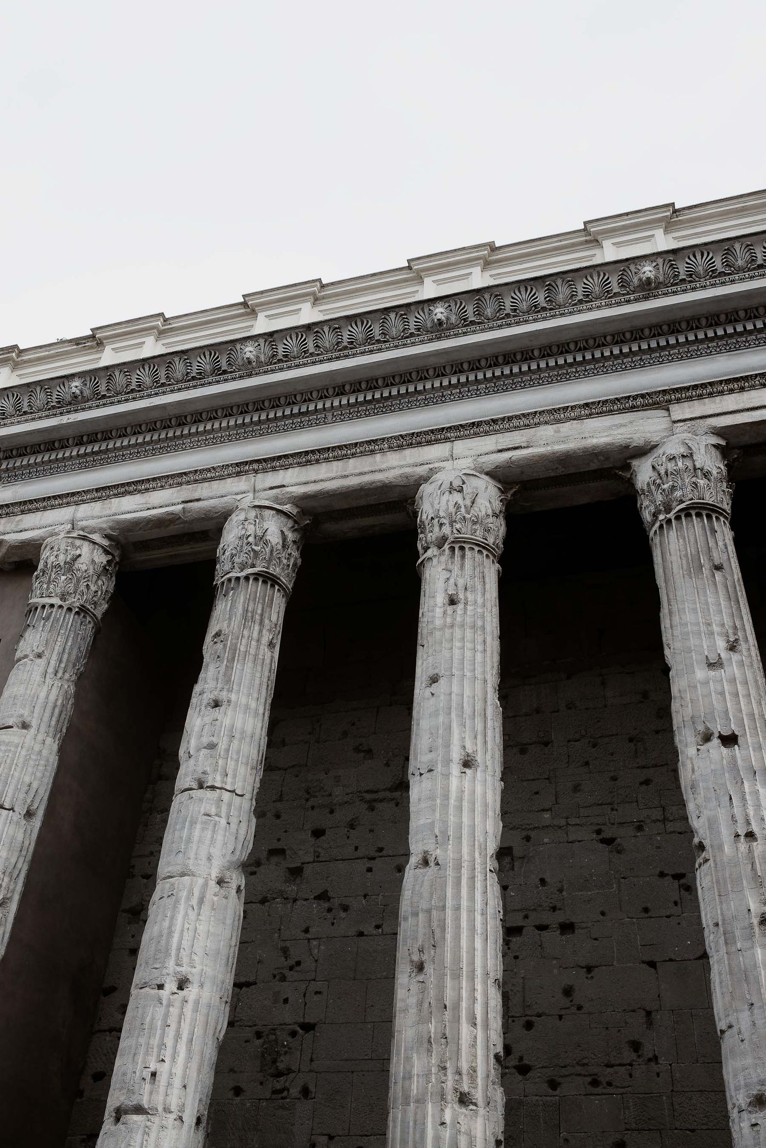 The Pantheon’s grandeur during a couple’s session. Rome wedding shoot at Villa Aurelia by Gradisca Portento.