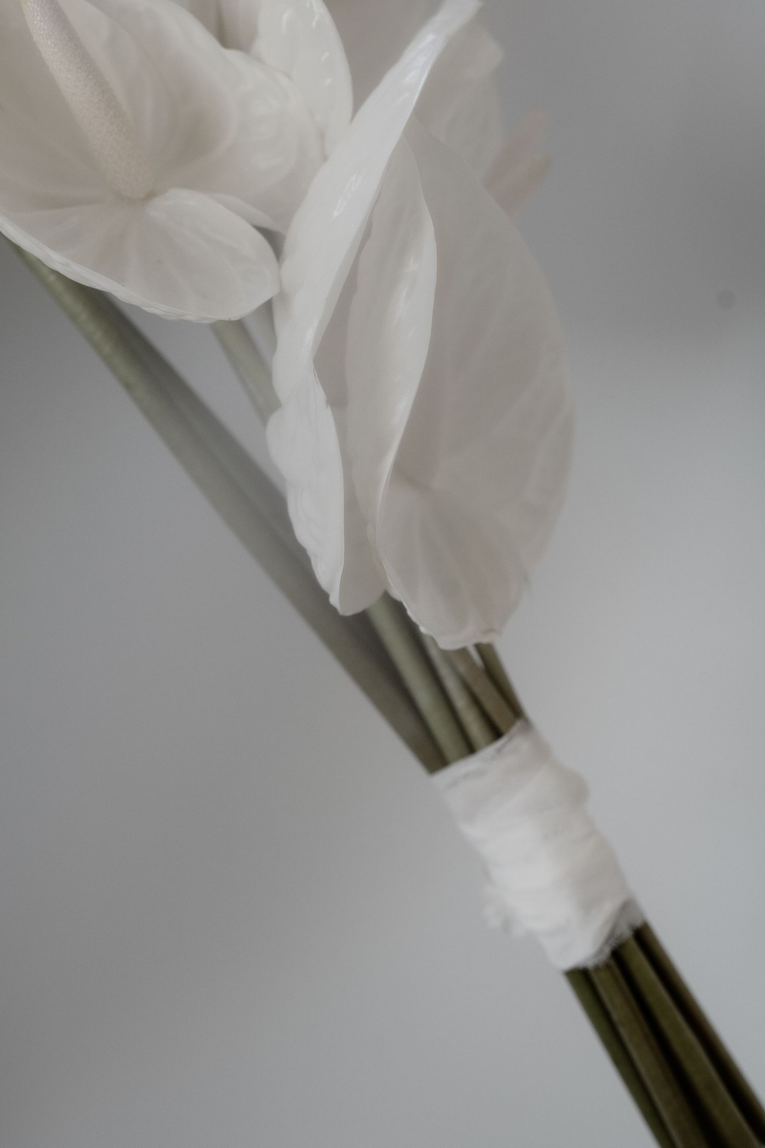 Modern minimalist white bouquet in Puglia. Editorial chic wedding detail by Gradisca Portento.