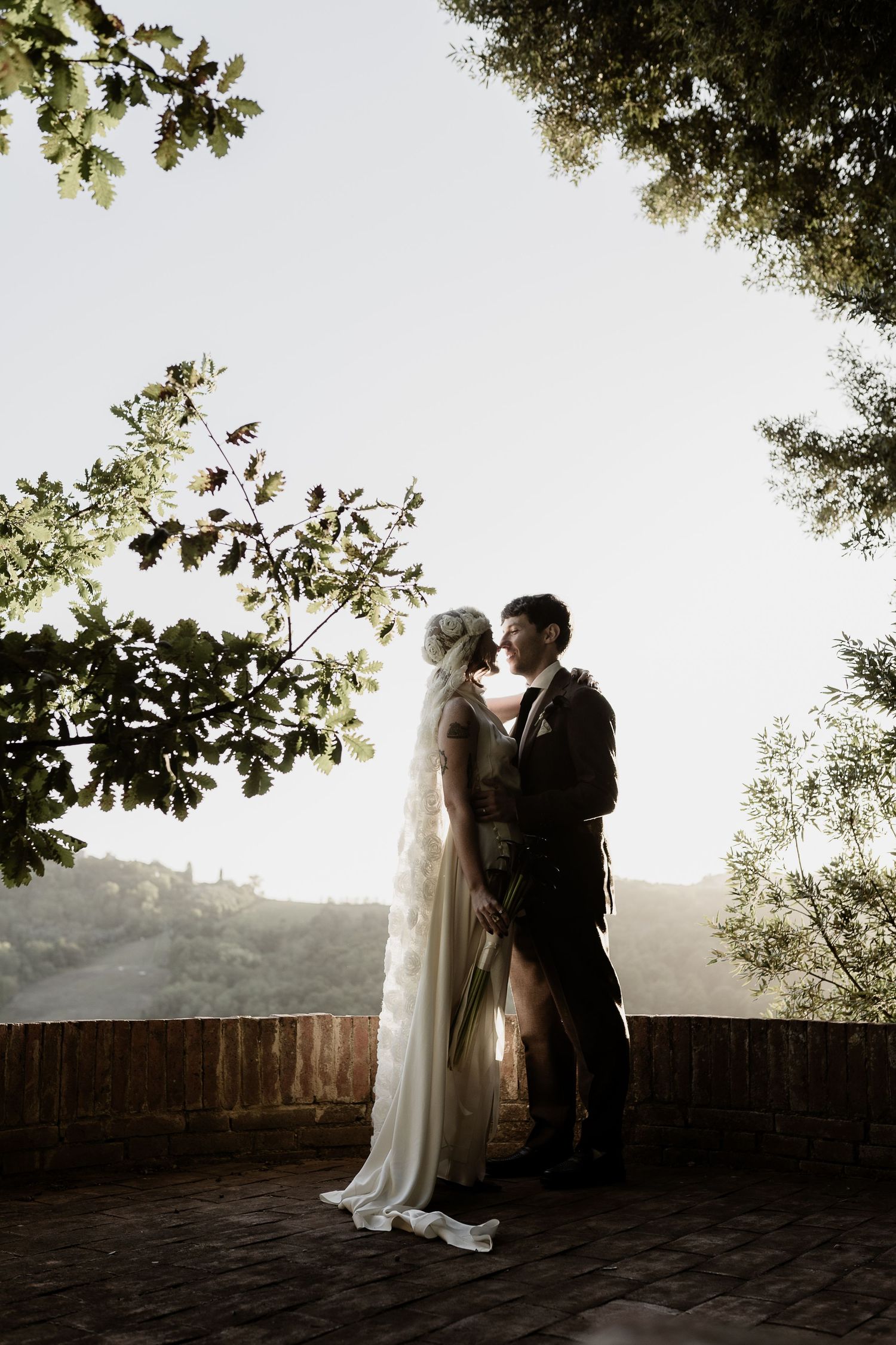 Sunset couple portrait in Villa Monaciano’s woods. Chic and timeless atmosphere by Gradisca Portento.