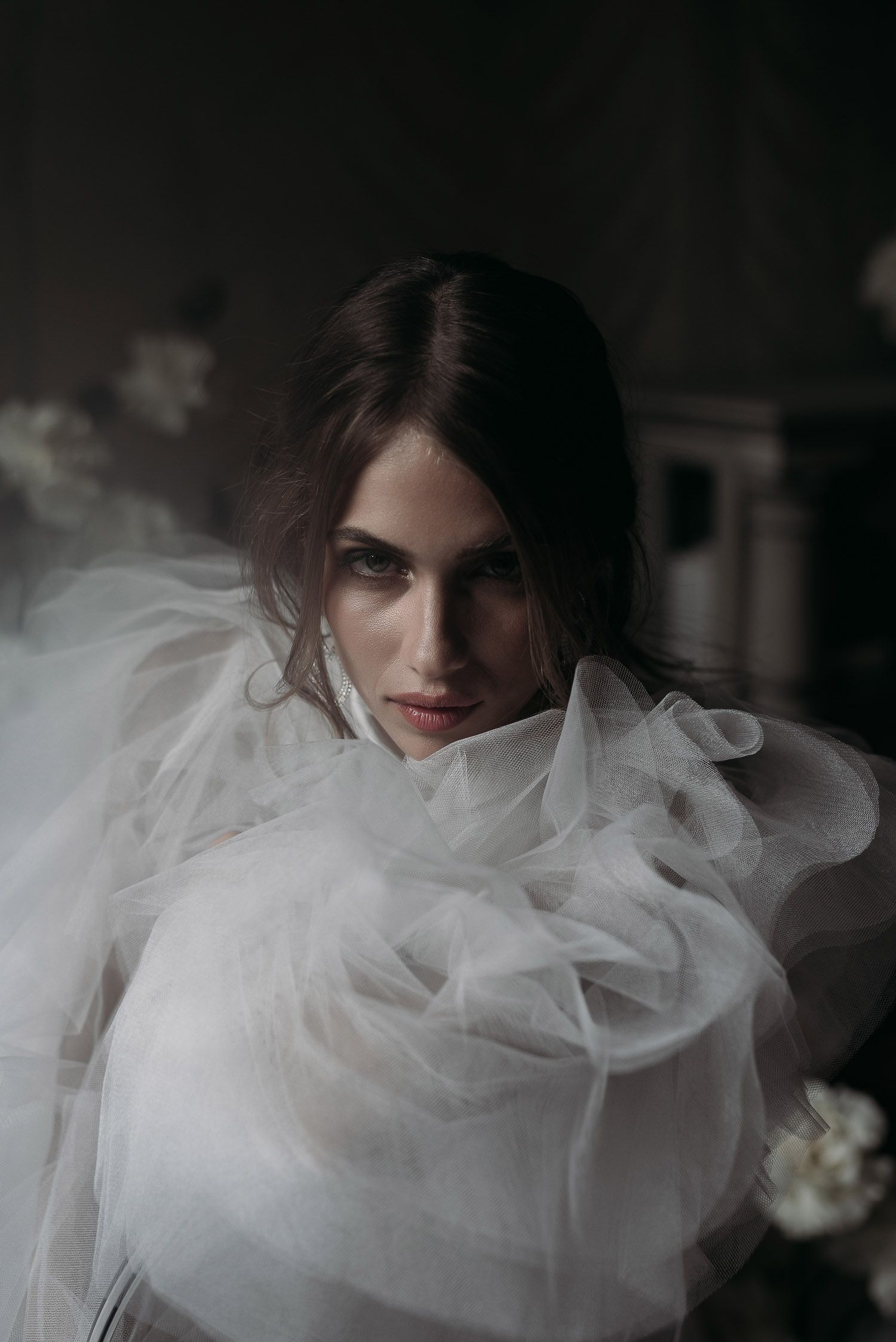 Stunning bride framed by the classic architecture of a private villa in Rome. A blend of elegance and Italian heritage photography.