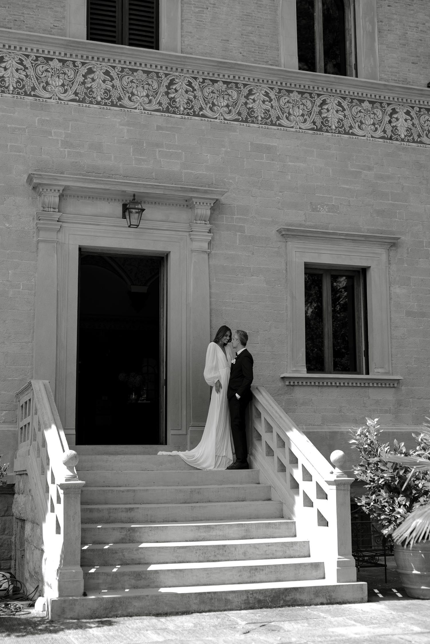 Elegant wedding portrait in a historic villa in Tuscany. Photography for exclusive intimate destination weddings by Gradisca Portento.