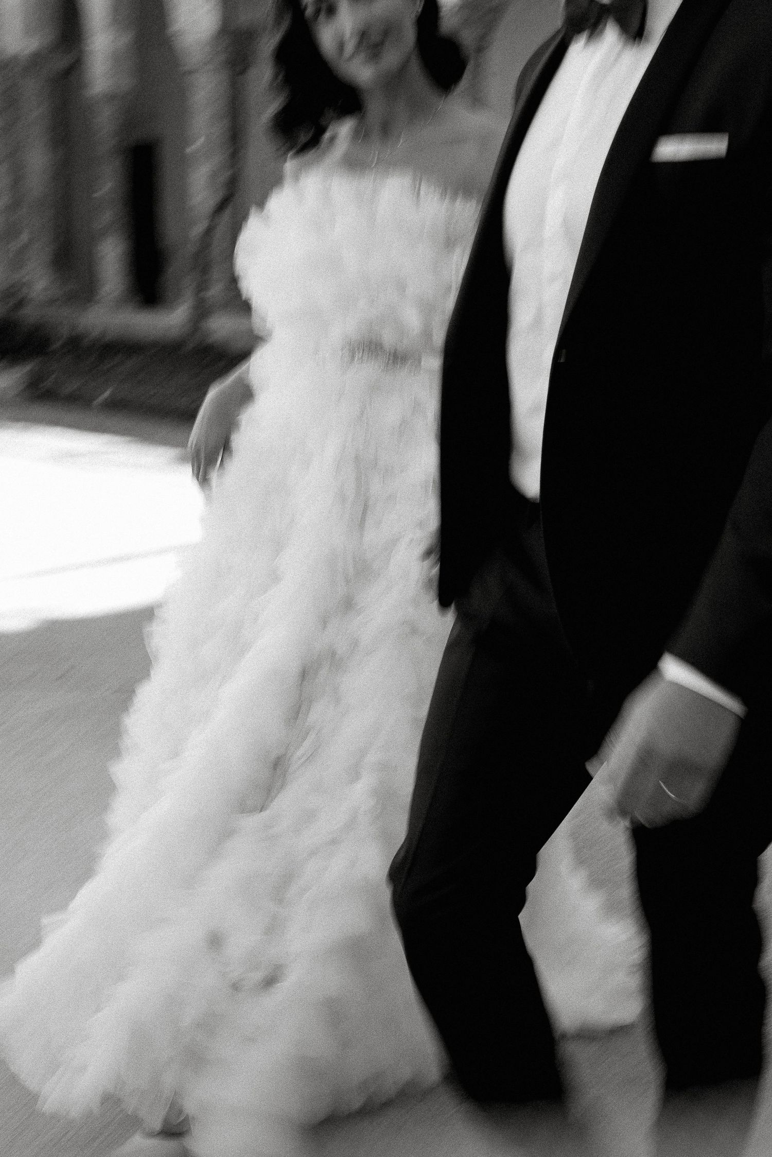 Chic B&W couple portrait at Borgo Stomennano. Effortless chic style by Gradisca Portento for a sophisticated aesthetic destination wedding