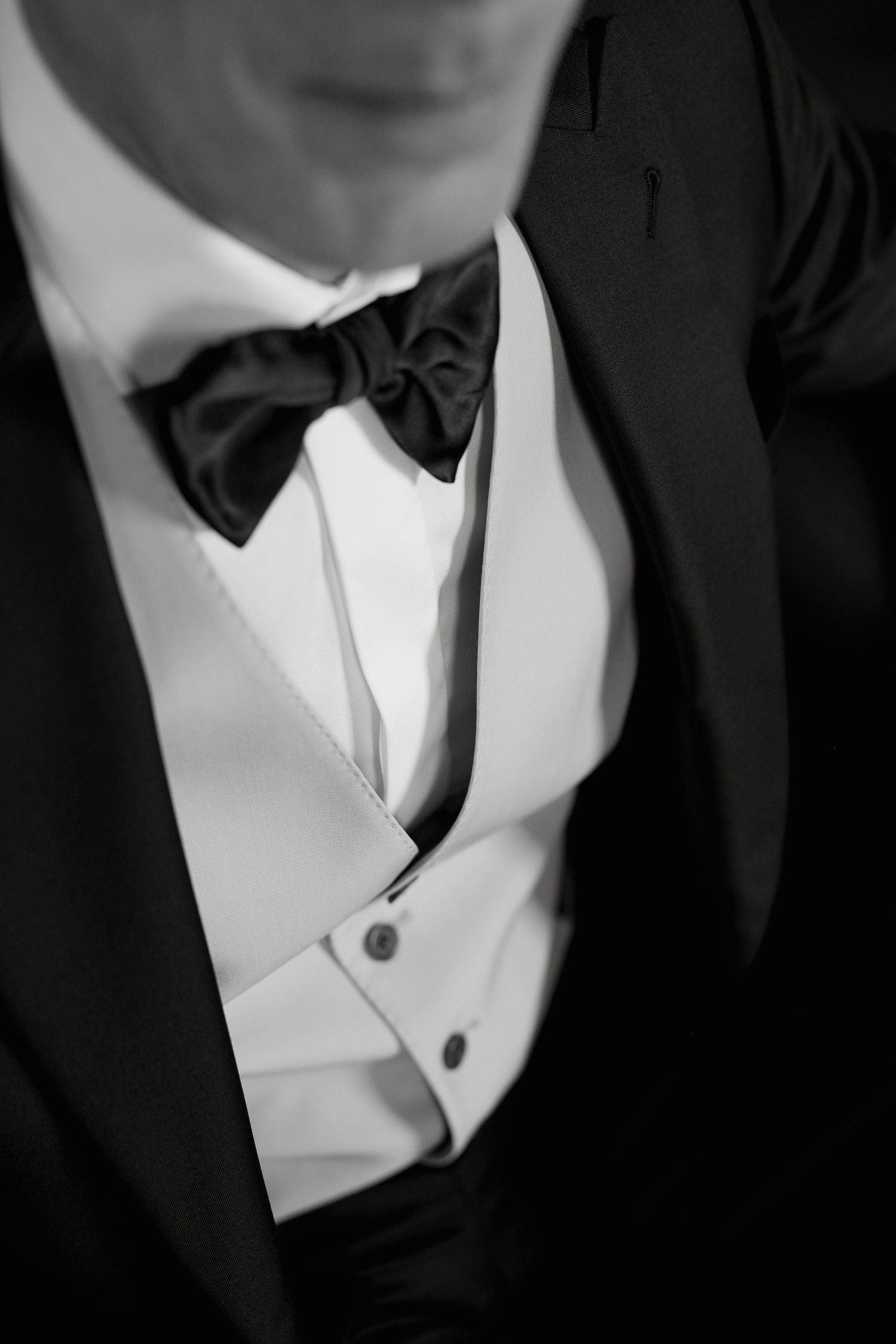 A black and white portrait of a groom embodying quiet luxury. Fine art wedding photography at Villa Aurelia Roma by Gradisca Portento