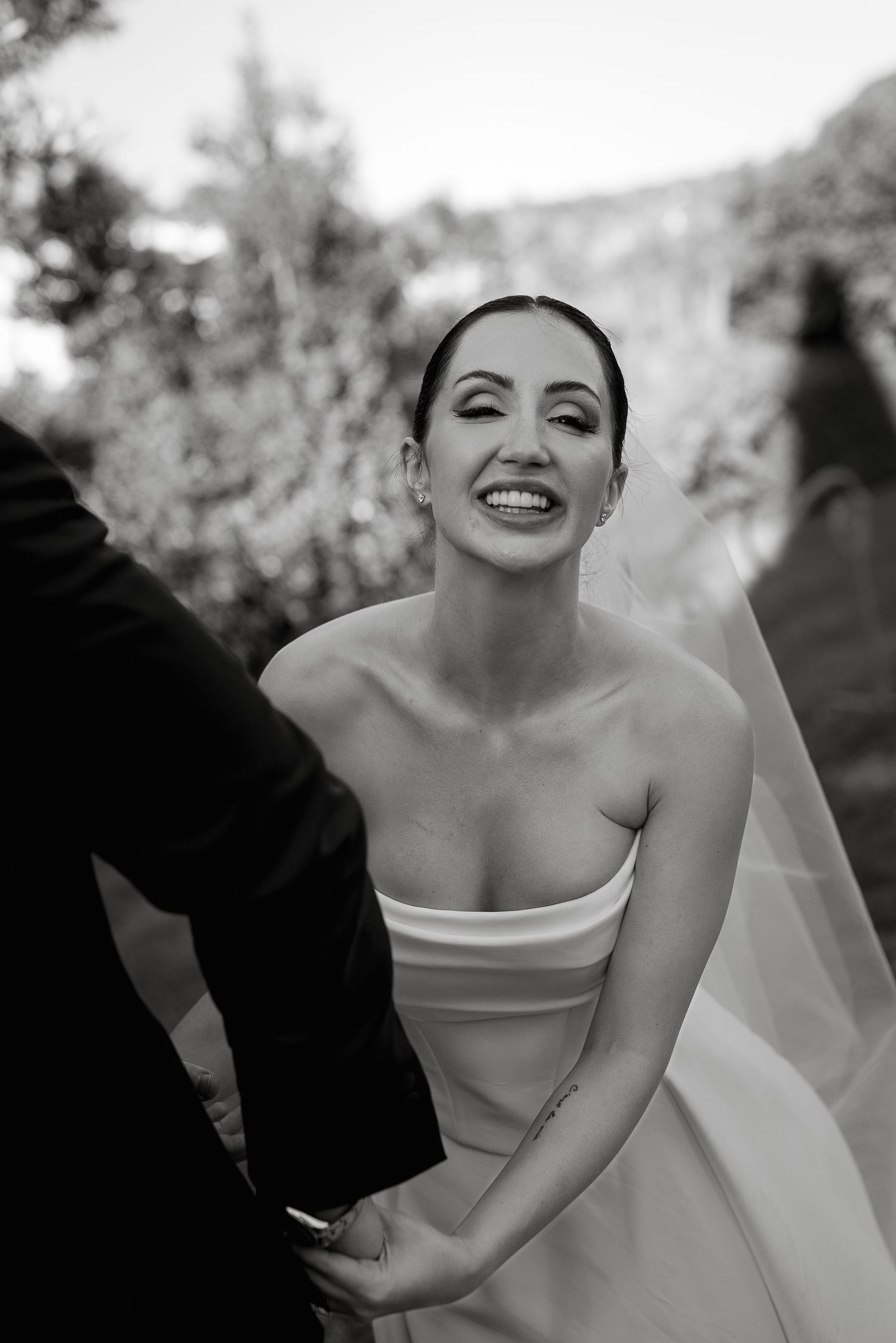 Chic bride smiling during an elite wedding at Castello di Petrata. Luxury destination wedding photographer in Umbria, Gradisca Portento