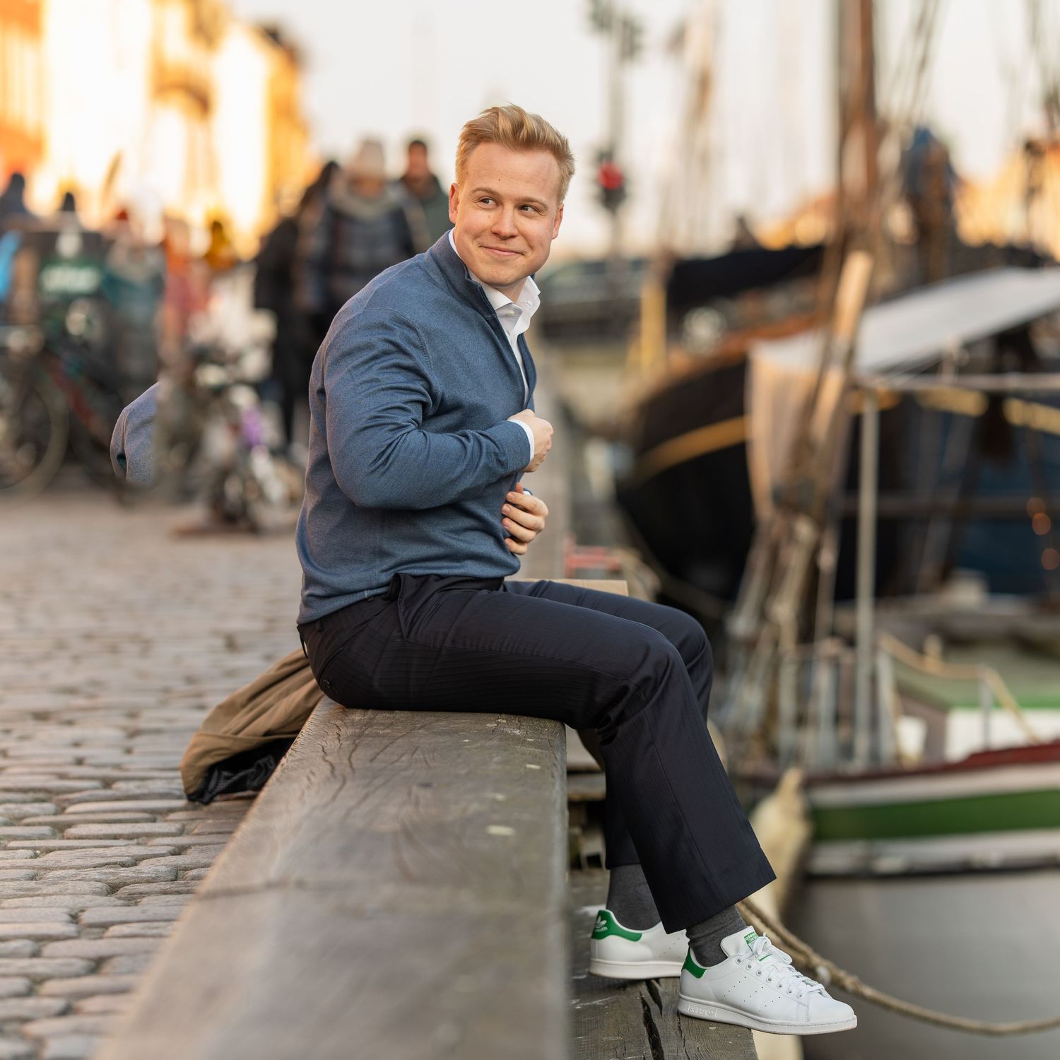 Flot portræt ved nyhavn under solnedgang med både i baggrunden.