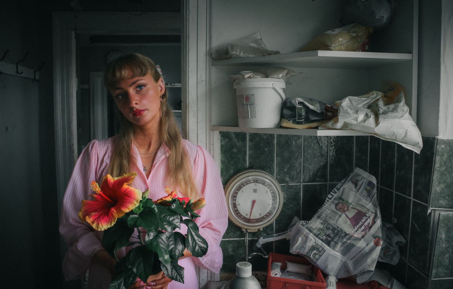 portræt fra et køkken med blomster og vintage-dekorationselementer.
