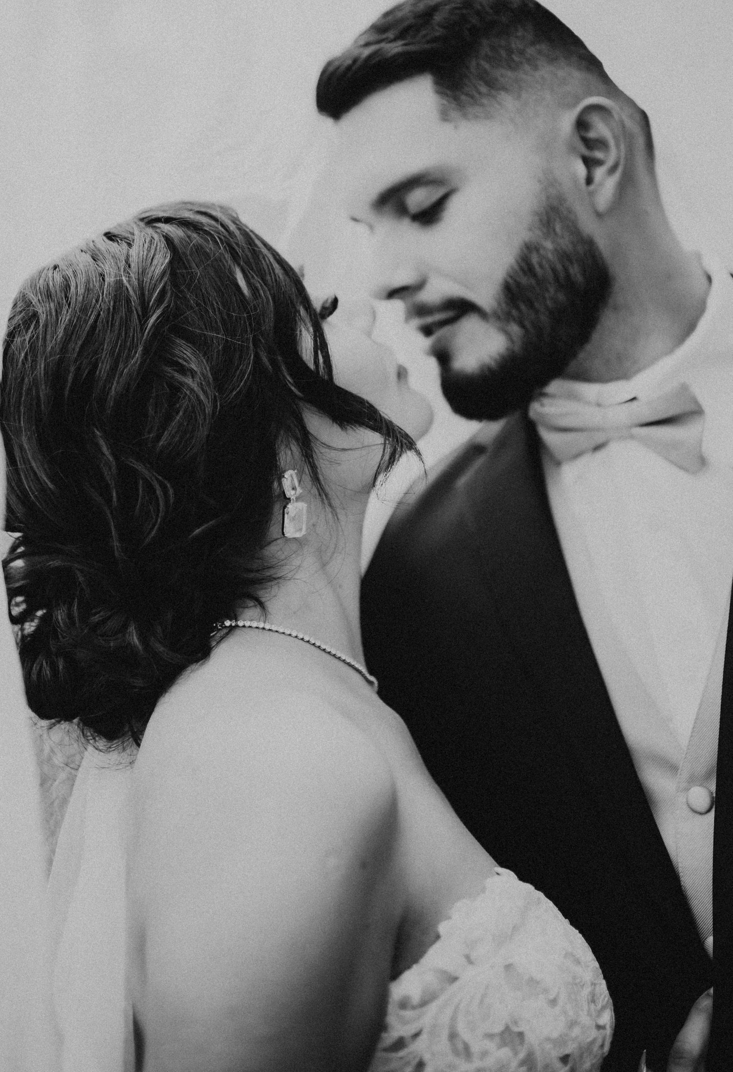 WEDDING COUPLE PHOTOGRAPHY COUPLE IN BLACK AND WHITE PHOTOS IN REEDLEY, CALIFORNIA