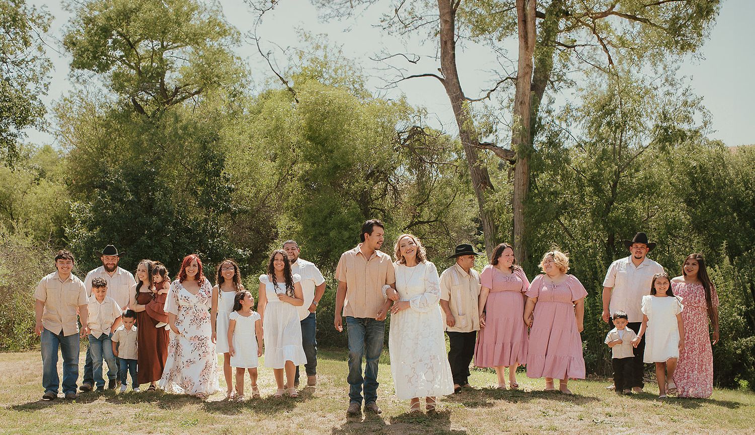 EXTENDED FAMILY PHOTOGRAPHY LARGE FAMILY SESSION IN LOST LAKE, CALIFORNIA.
