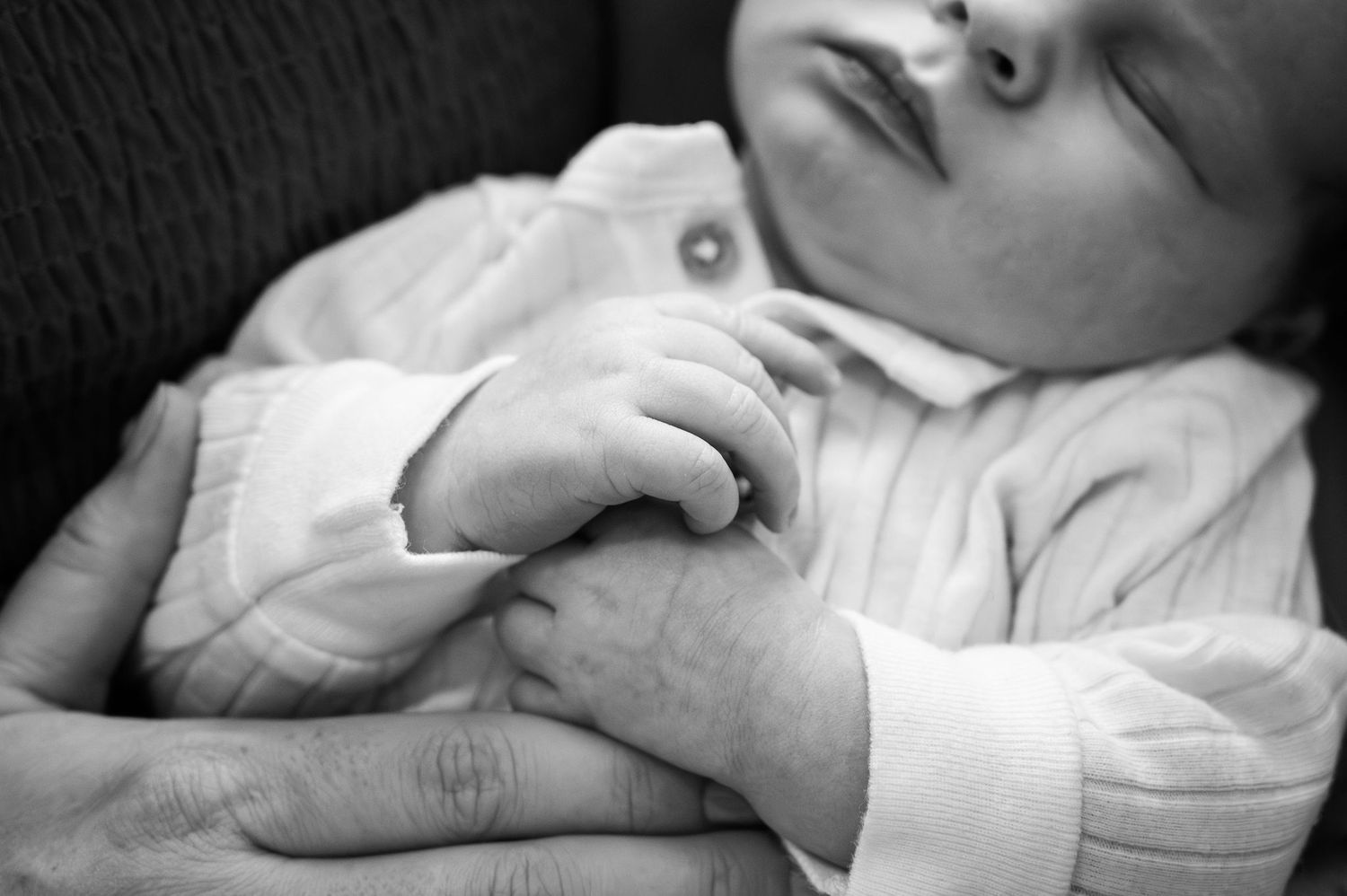 Tiny fingers wrapped around mama’s hand—pure magic. Westerville newborn photography that melts your heart.