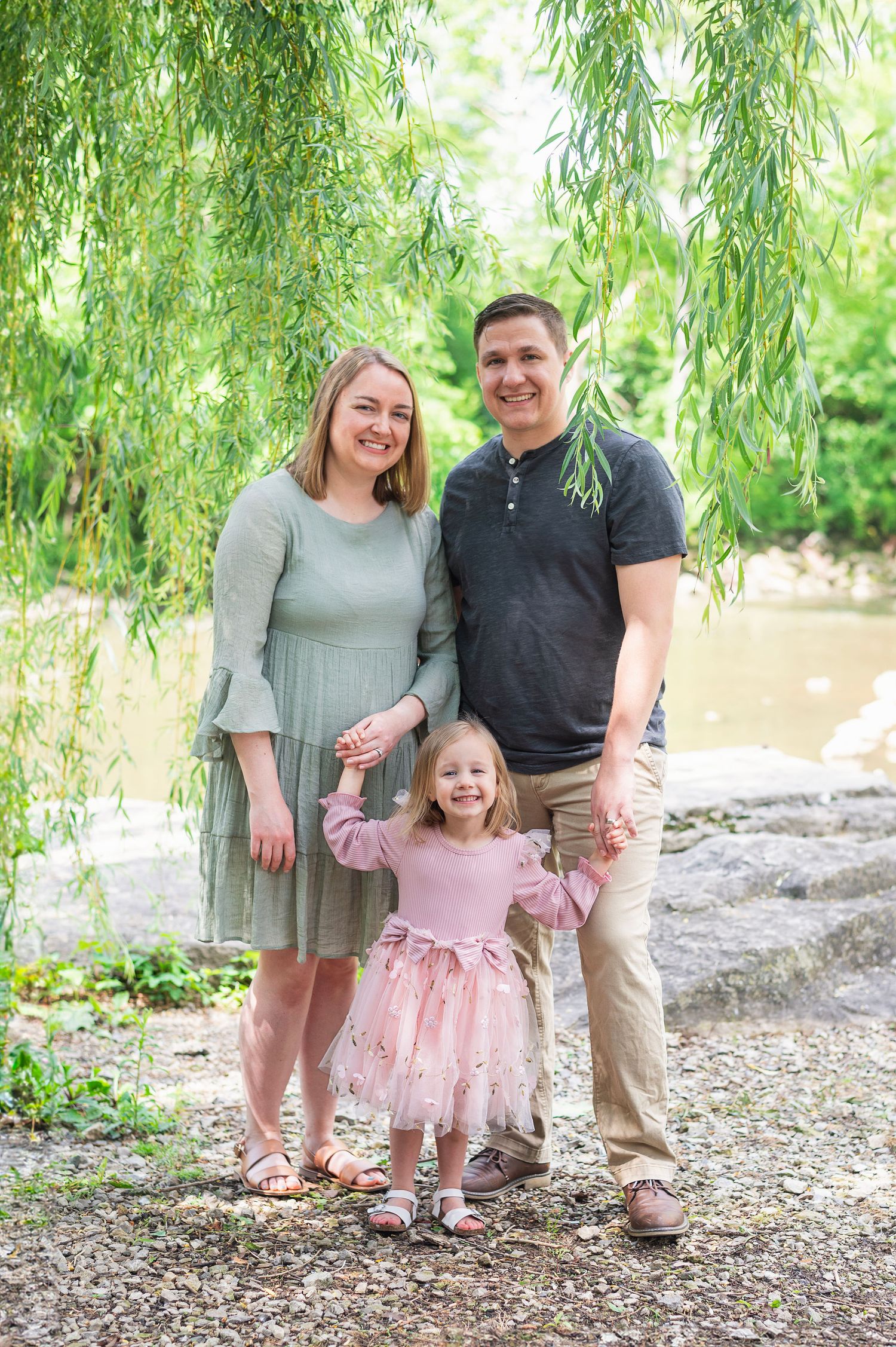 Joyful Gahanna family photo under willow trees—child-led, story-driven photography full of love.
