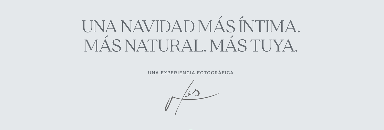Minimalist holiday campaign with Spanish text reading Una Navidad Más Íntima, Más Natural, Más Tuya on light background.