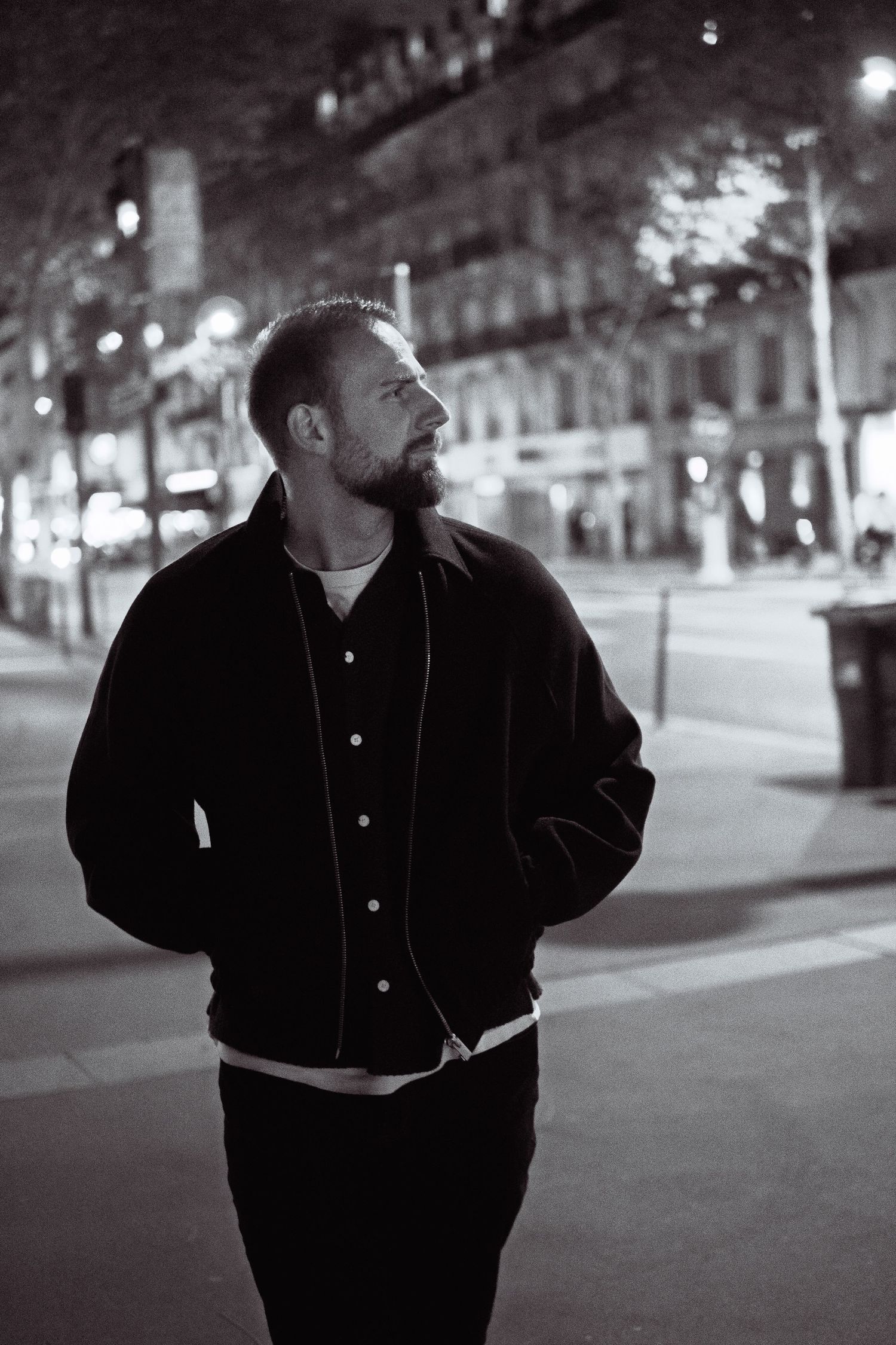 Shooting portrait d’une personne seule en milieu urbain