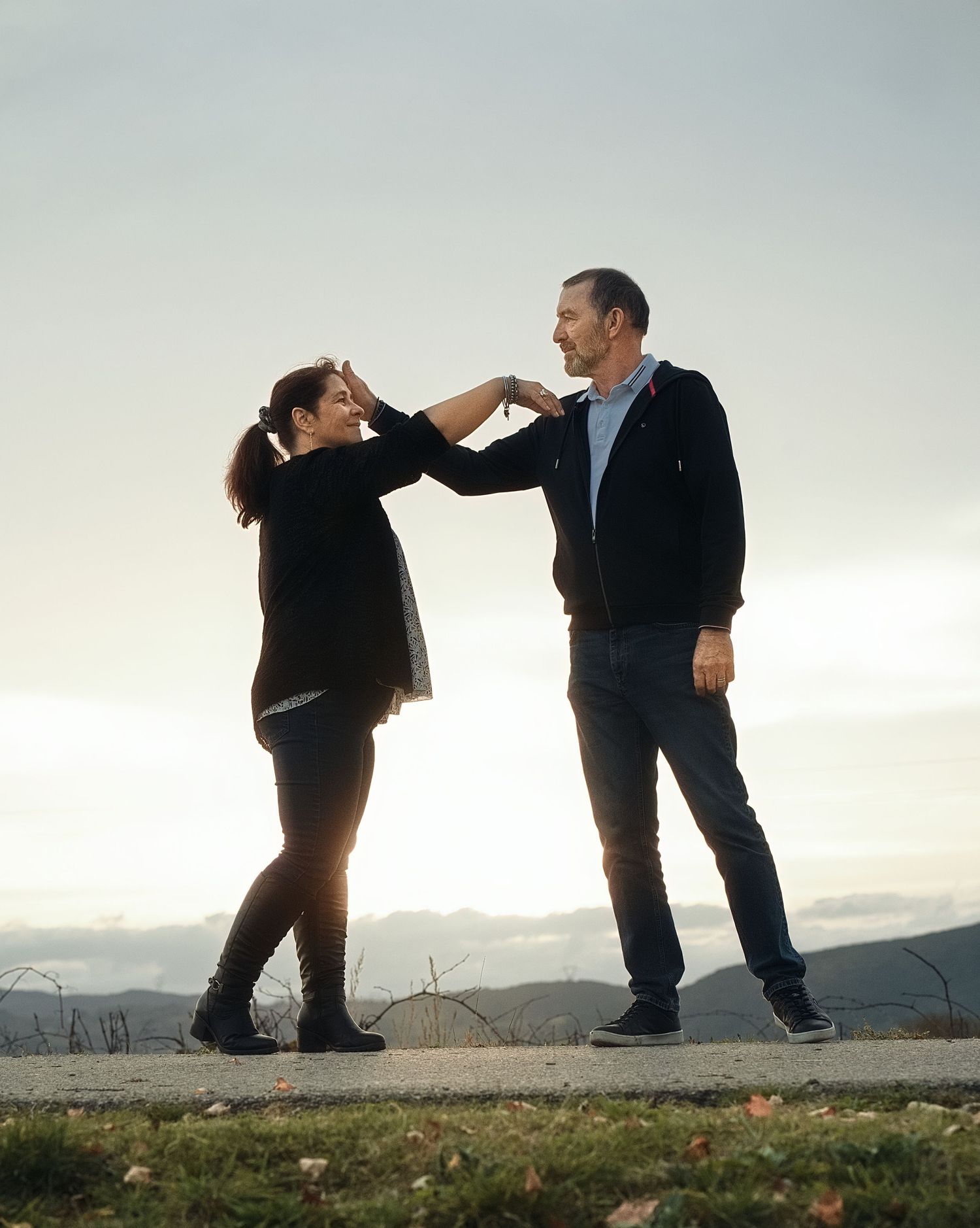 Portrait de couple en extérieur avec une approche naturelle