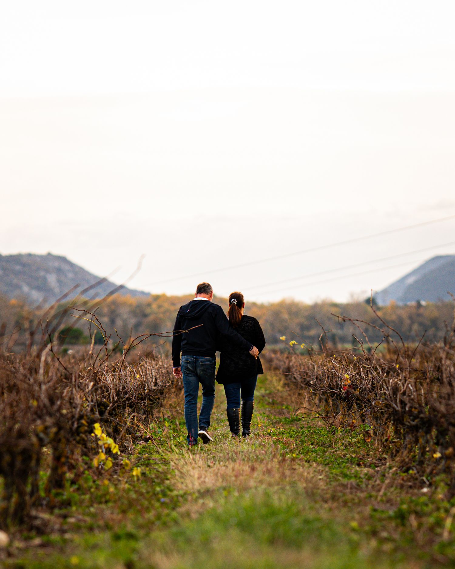 Shooting photo de couple dans les champs en lumière naturelle
