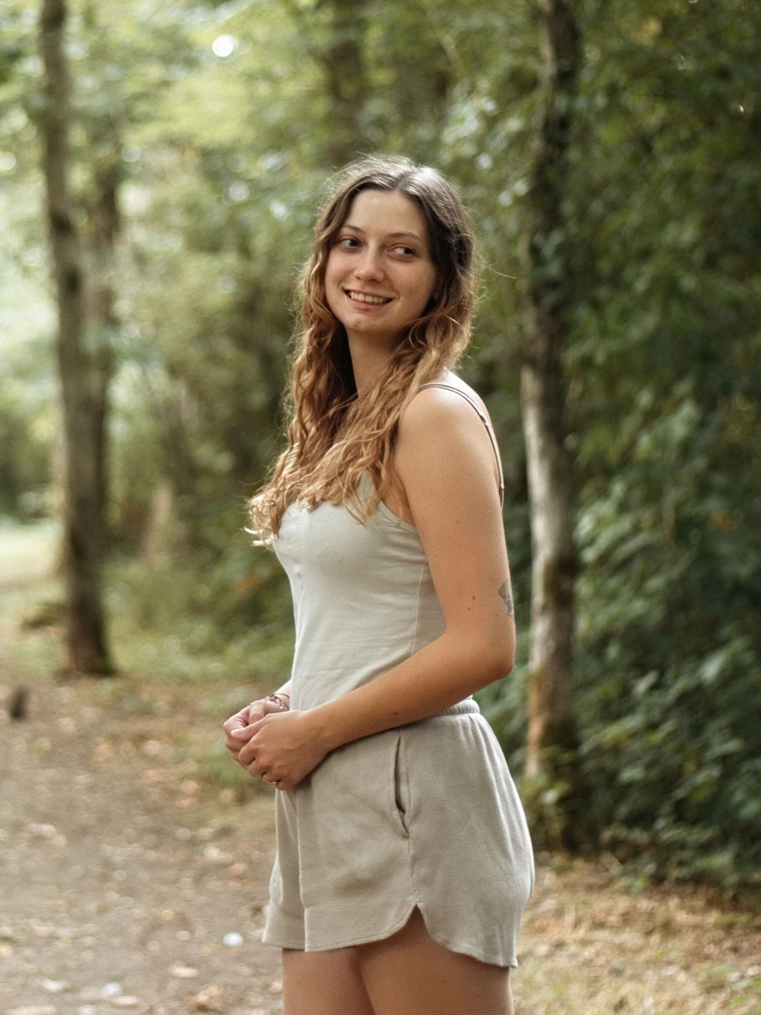 Photographie d’un invité saisi spontanément lors d’un mariage