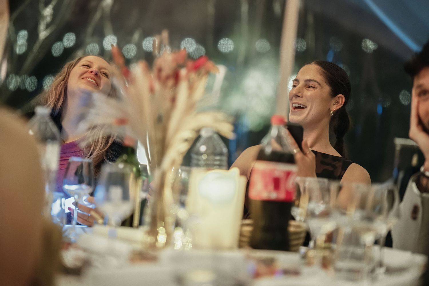 Invité saisi spontanément pendant un mariage en reportage
