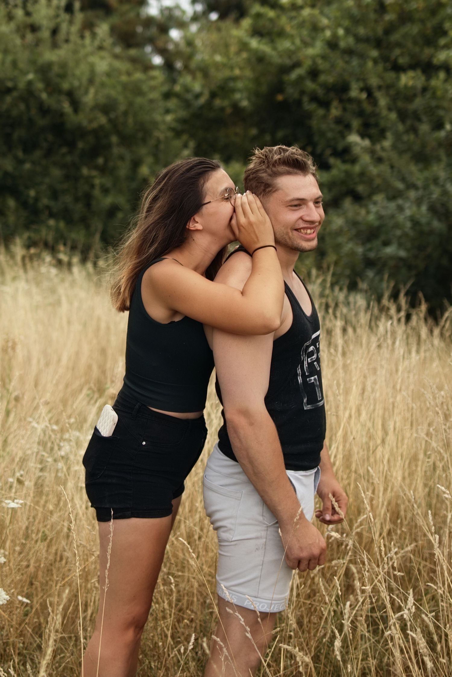 couple qui se chuchote des paroles à l'oreille dans le 78