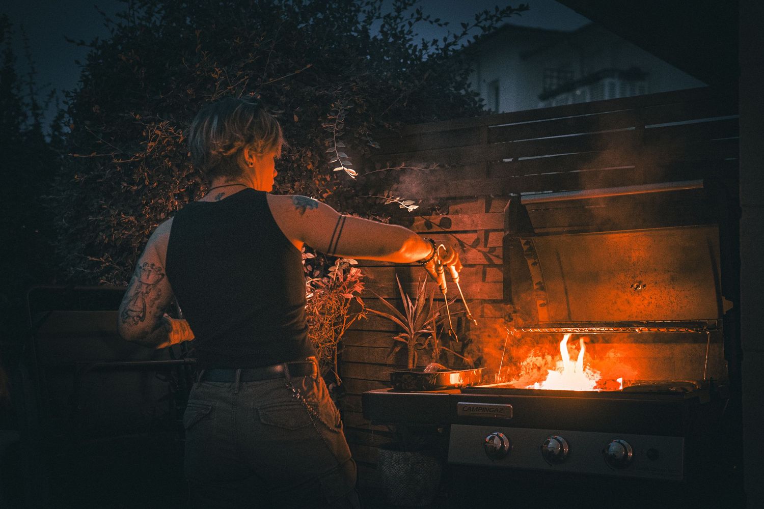 Session portrait au coin d'un bbq d'une femme dans les yvelines