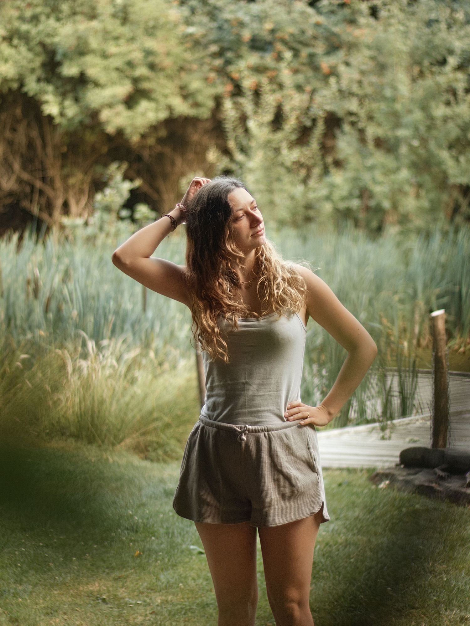 femme fiere dans les bois