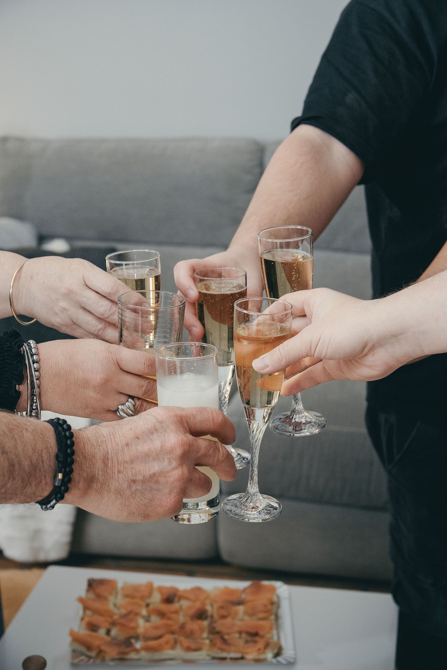 Photographie naturelle d’un invité pendant une journée de mariage