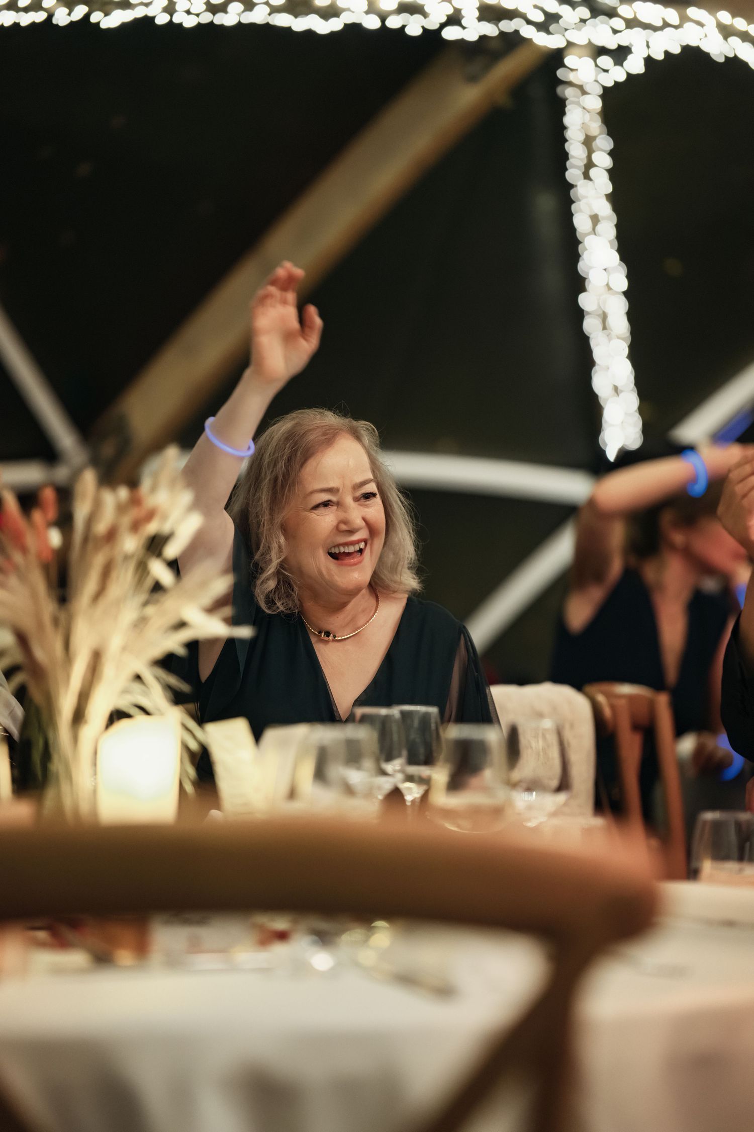 Invité photographié discrètement pendant un mariage