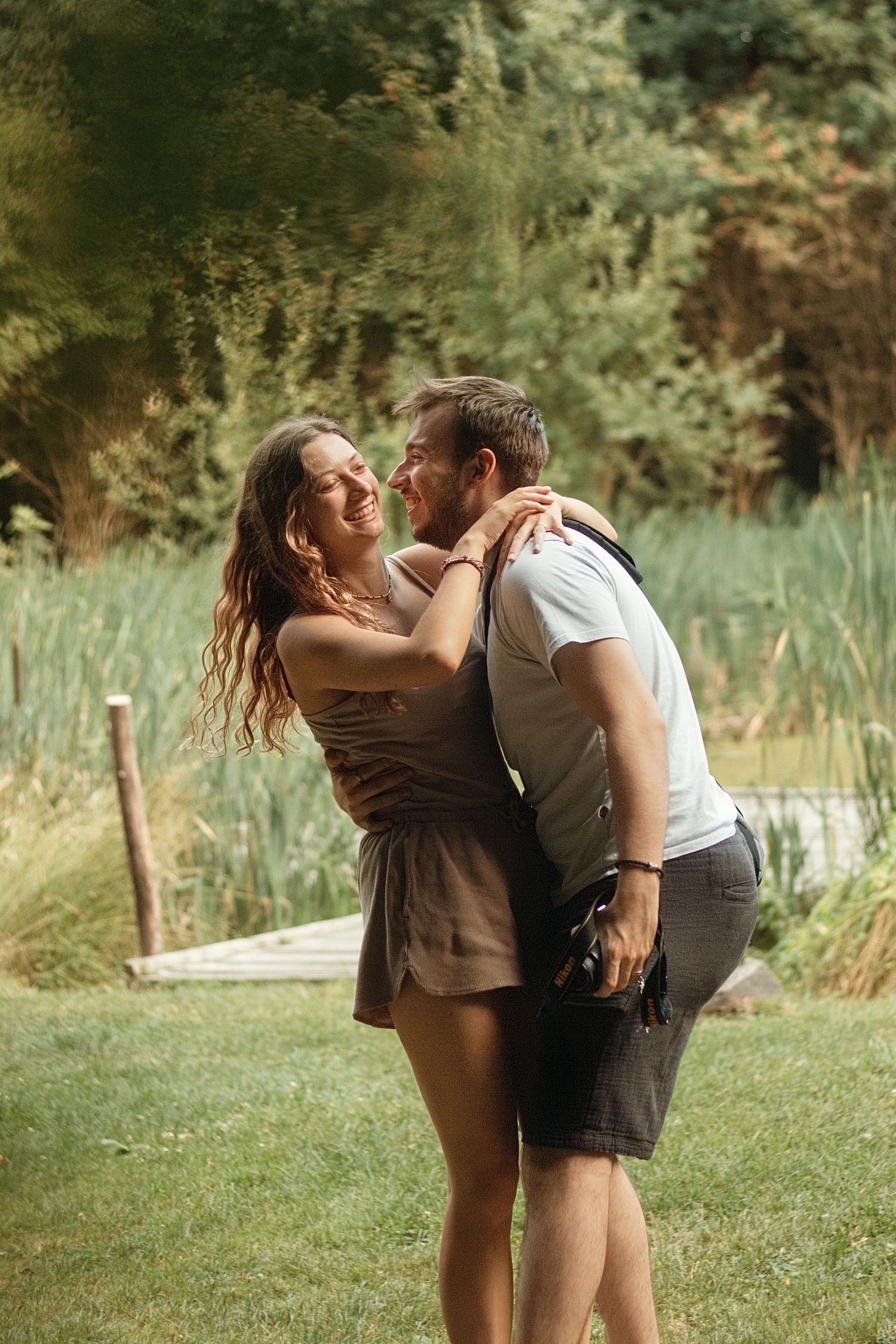 Photo de couple réalisée en lumière douce et naturelle