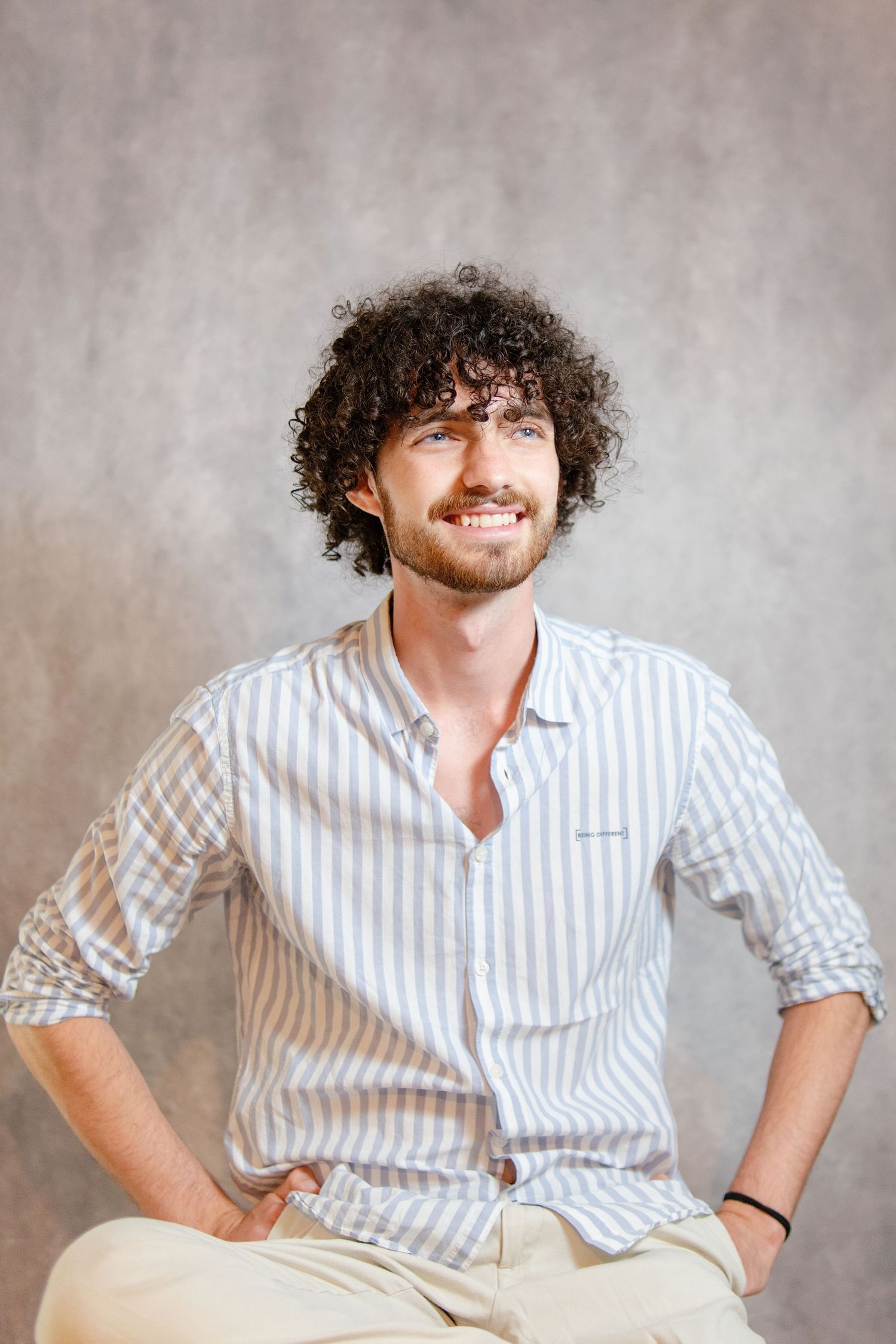 portrait d'un homme dans un studio photo prés de versaille