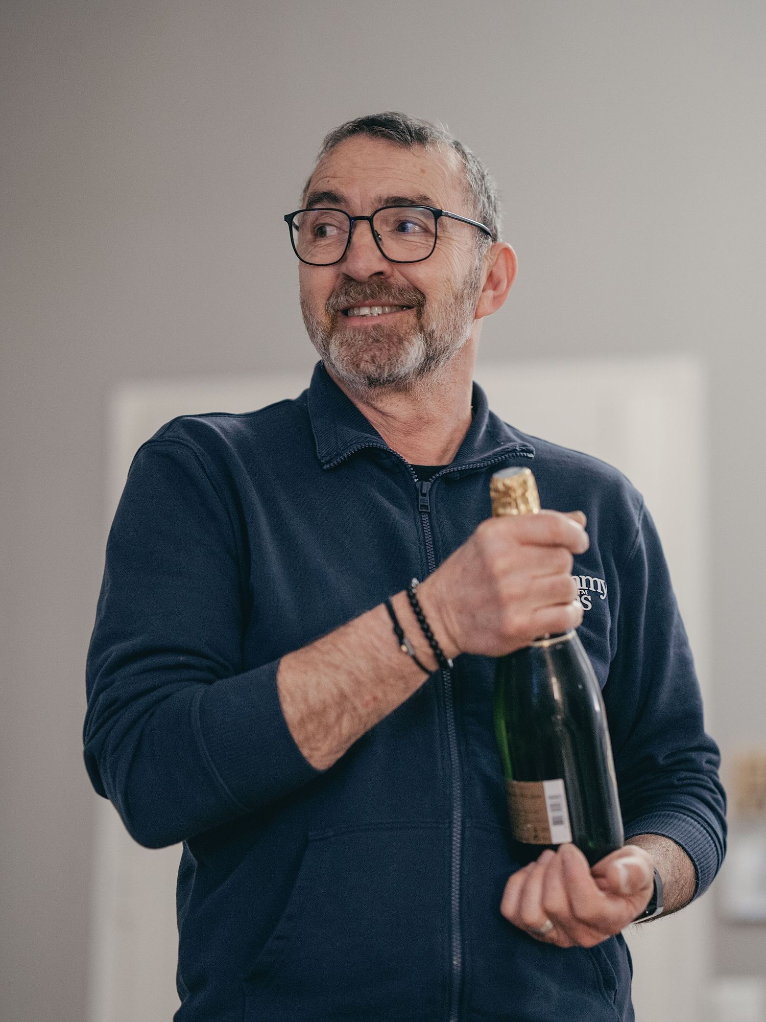Photo prise sur le vPortrait d’un invité pris sur le moment lors d’un mariageif d’un invité lors d’une réception de mariage