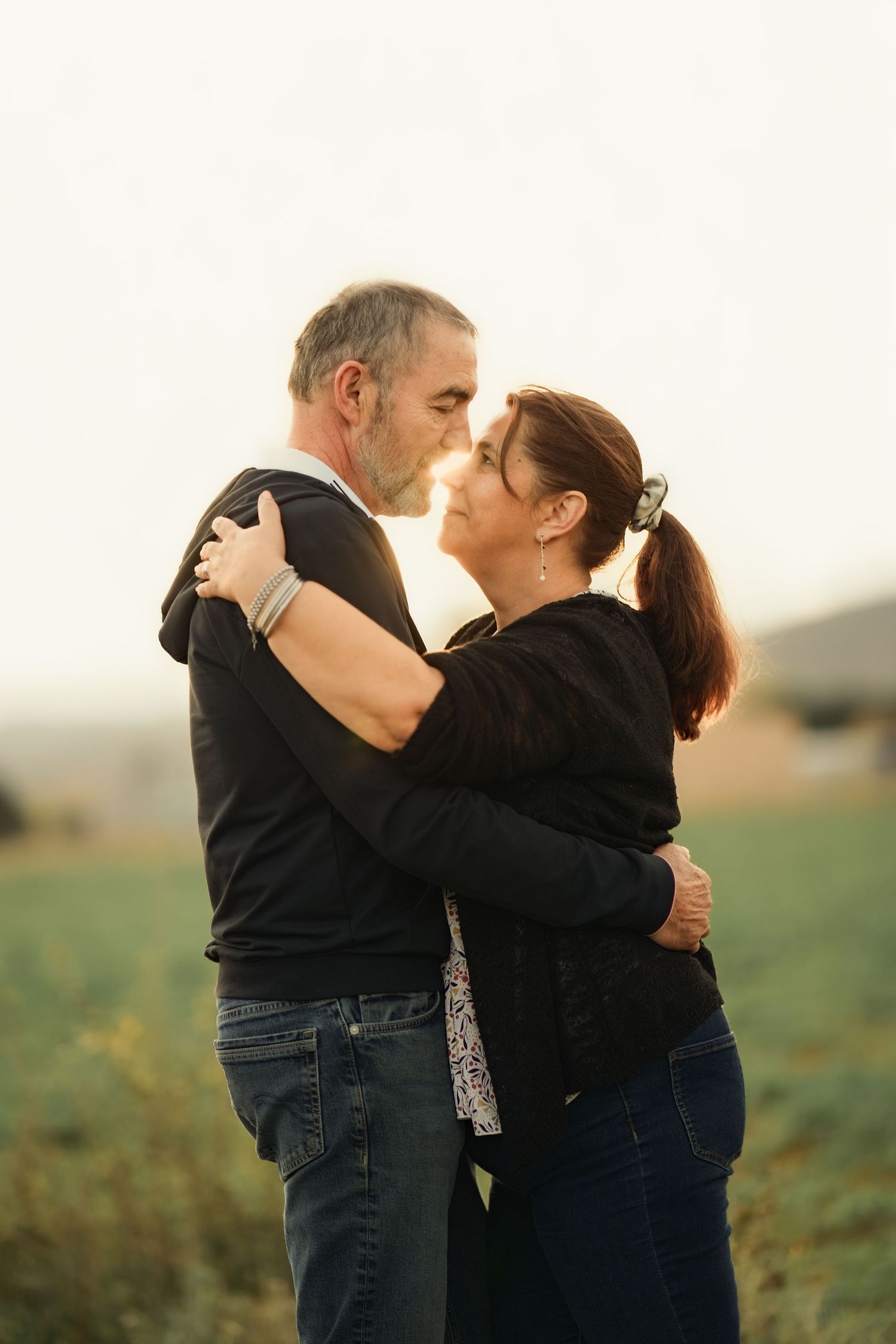 Séance photo de couple réalisée en lumière naturelle