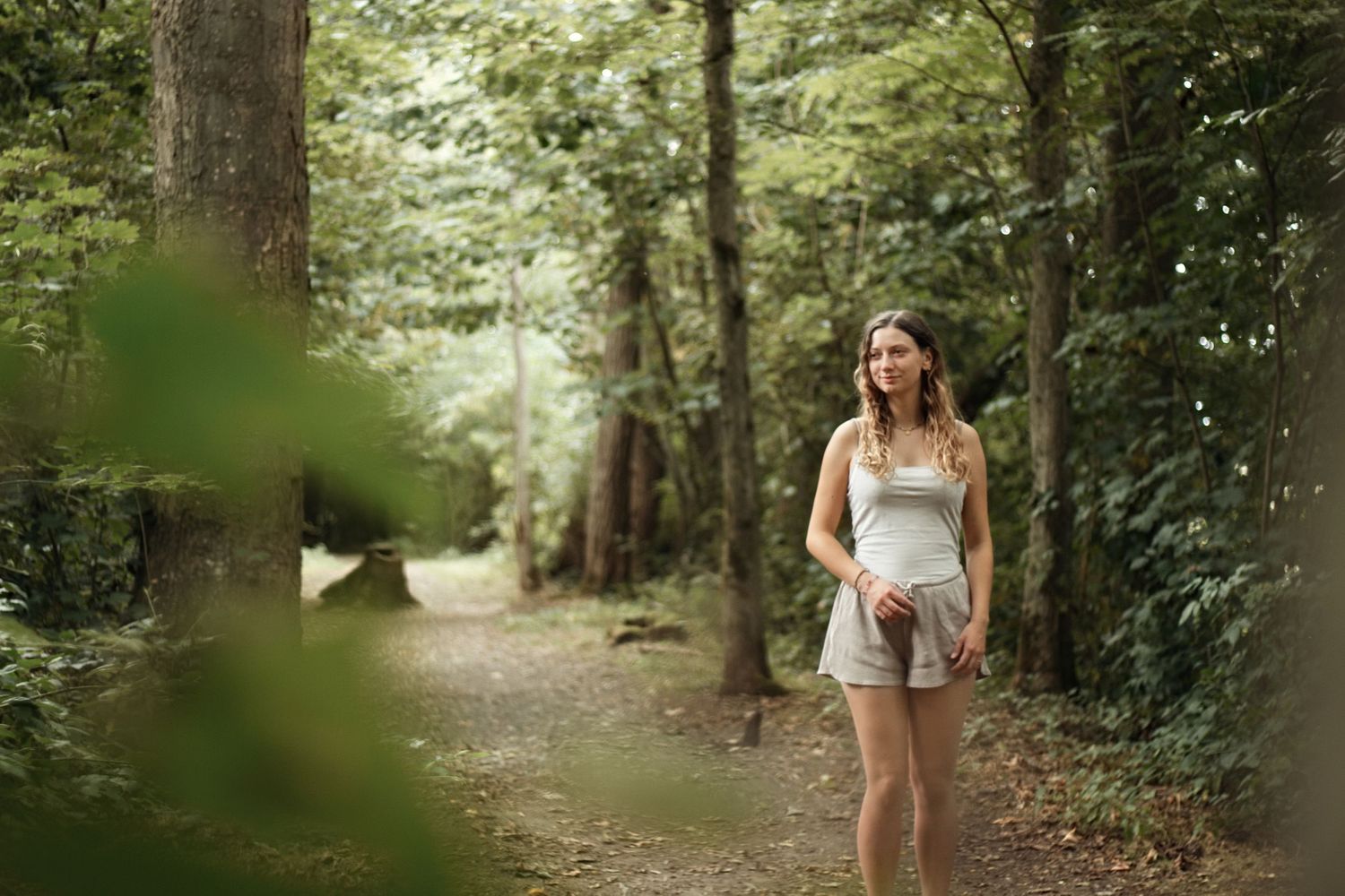portrait foret d'une jeune femme