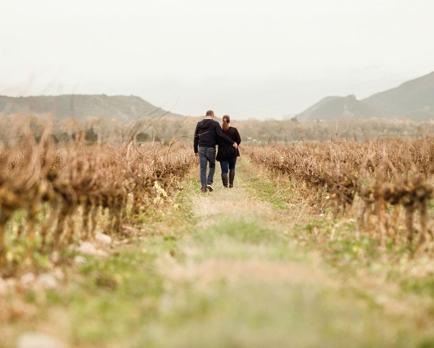 Photographie naturelle de couple lors d’un shooting en extérieur