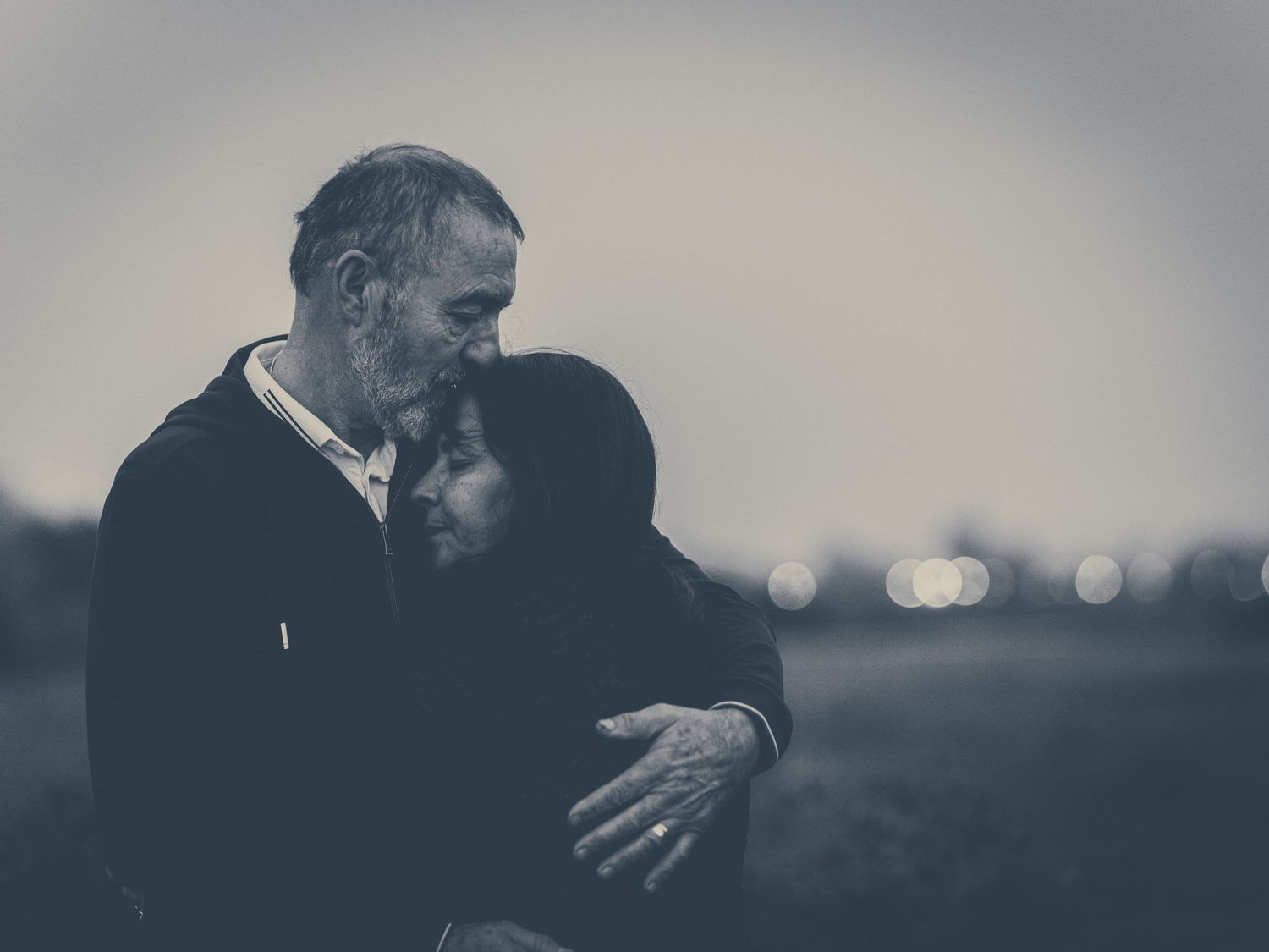 Séance photo de couple en extérieur dans les Yvelines, photographie naturelle en noir et blanc