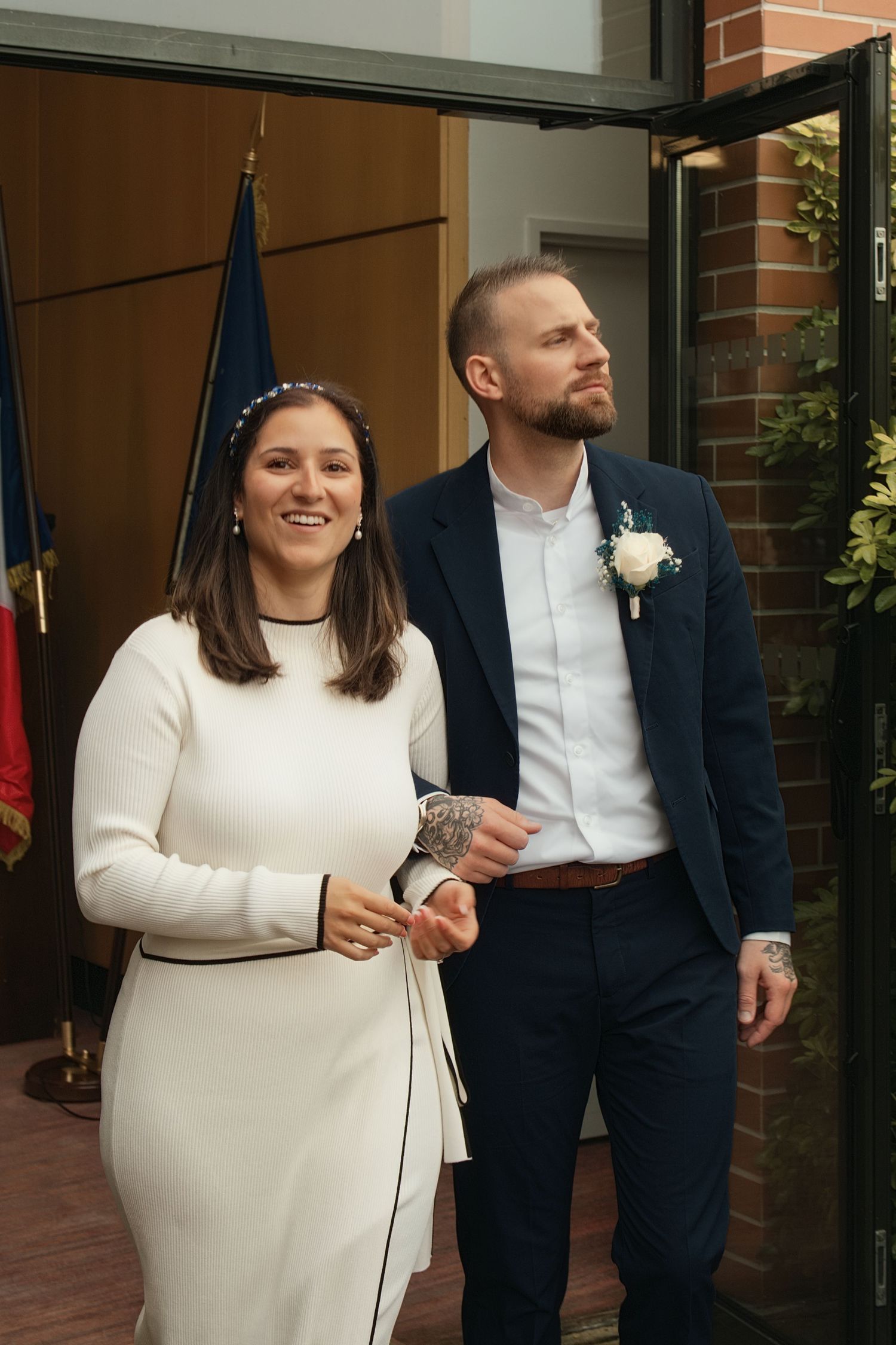 Couple de jeunes mariée dans les Yvelines qui sortent de la mairie