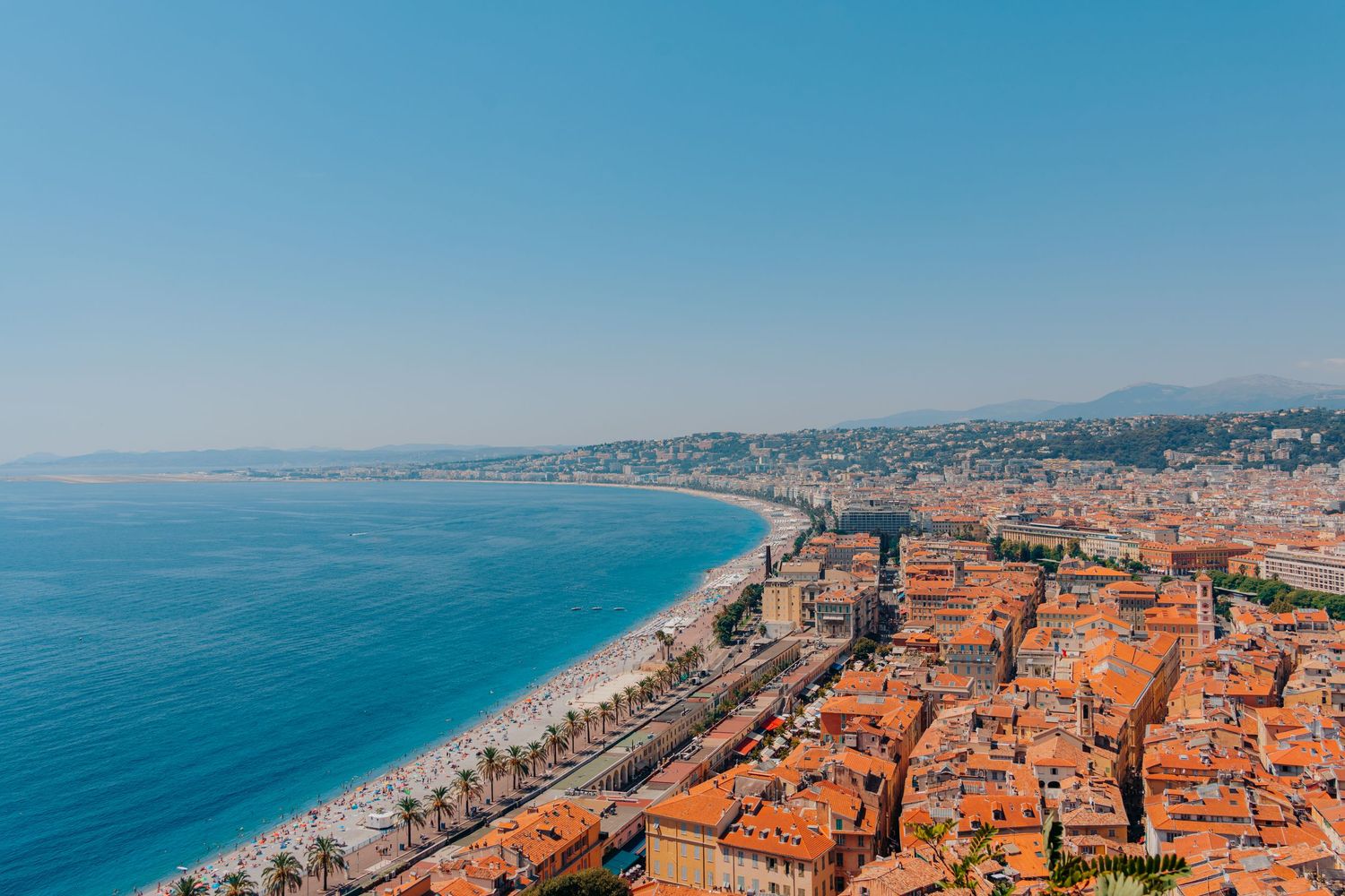 Photographe mariage Nice, images naturelles, élégantes et intemporelles pour capturer chaque émotion de votre journée sur la Côte d’Azur.