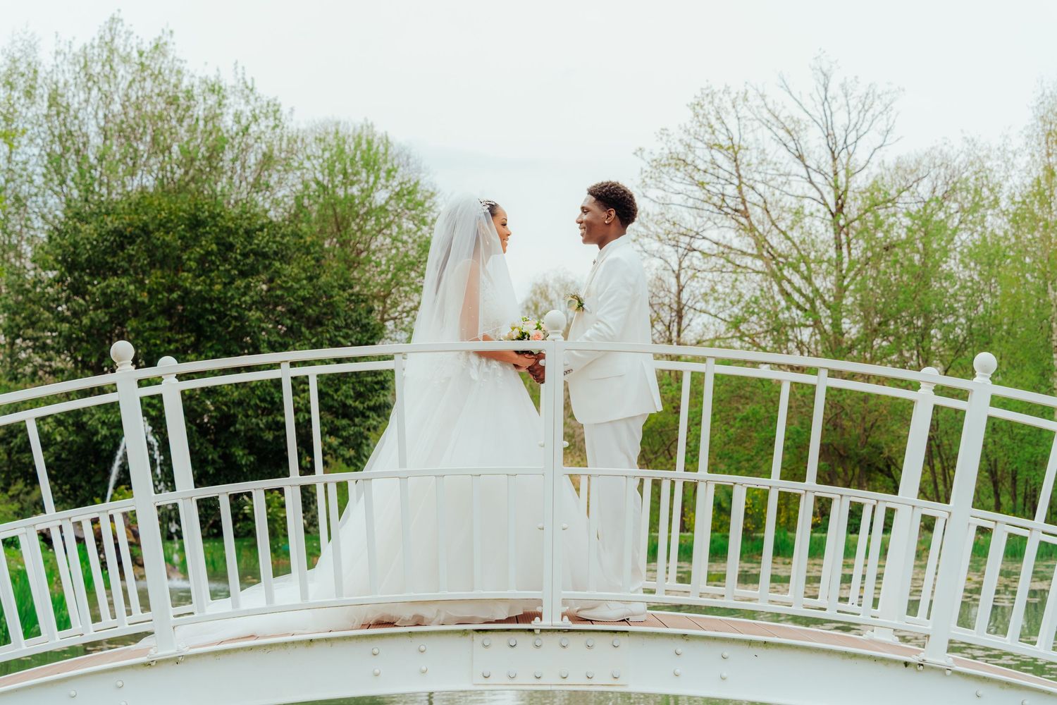 Photographe mariage Nice, images naturelles, élégantes et intemporelles pour capturer chaque émotion de votre journée sur la Côte d’Azur.