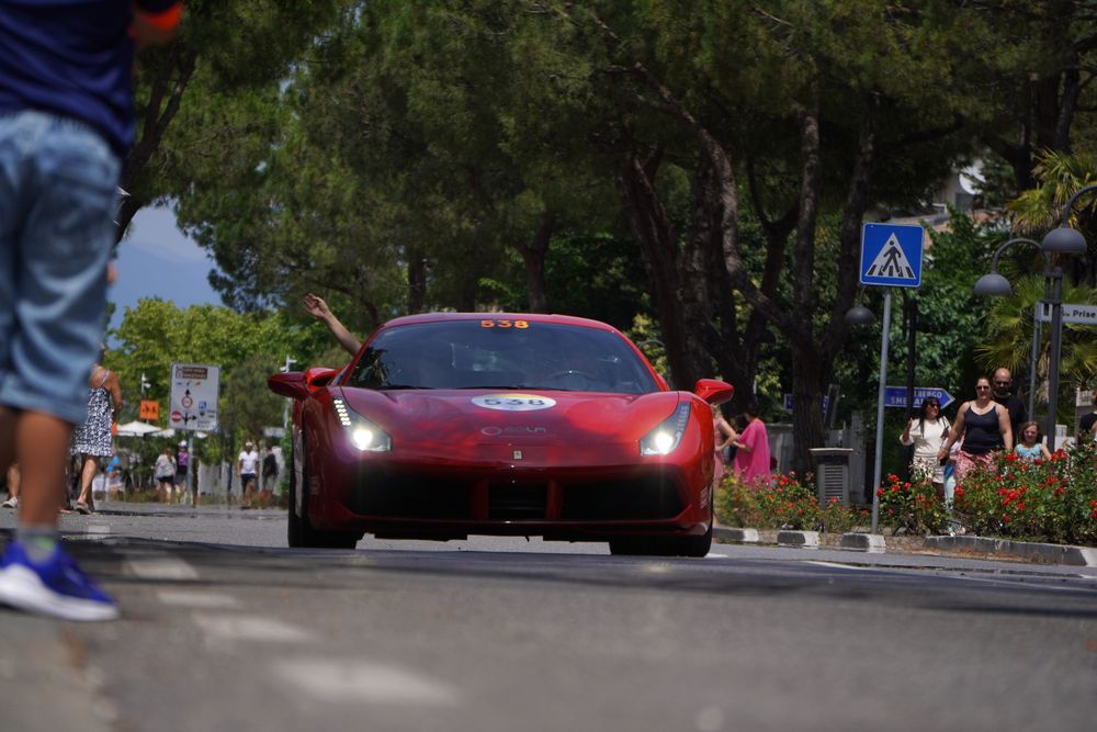 Automobile sportiva rossa in una via cittadina