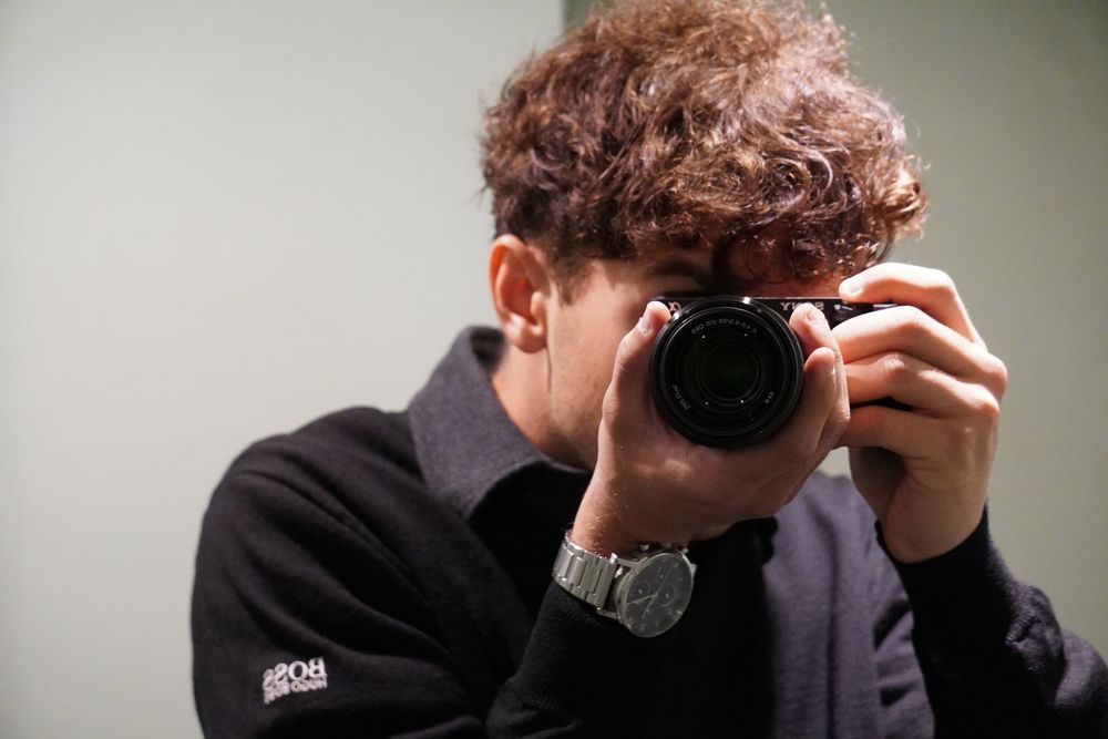 Alessandro fotografa con una fotocamera