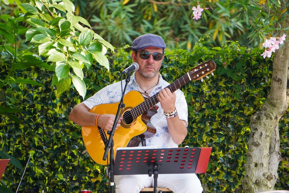 Cantante durante una performance dal vivo