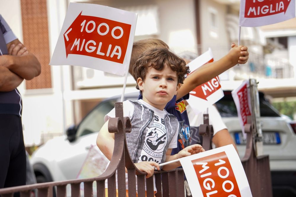 Bambino con cartelli durante un evento